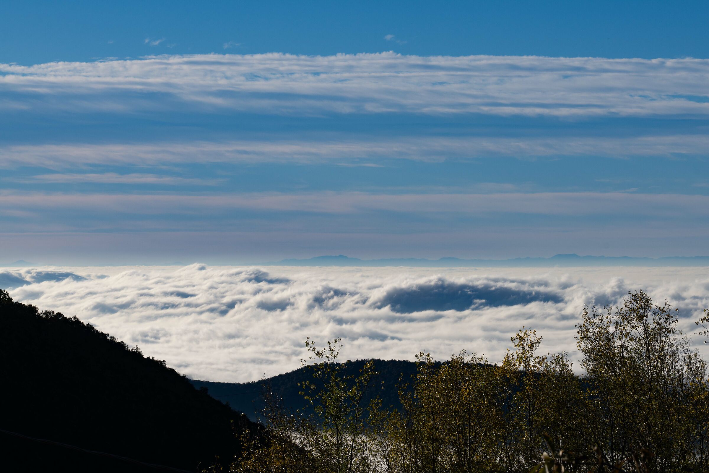 Autunno padano - nebbia (o nuvole? o neve?) - Appennini