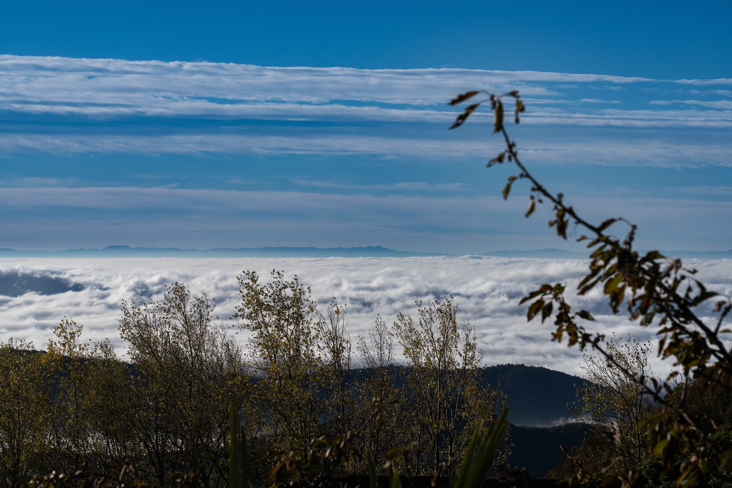 Autunno padano - nebbia (o nuvole? o neve?) - Appennini