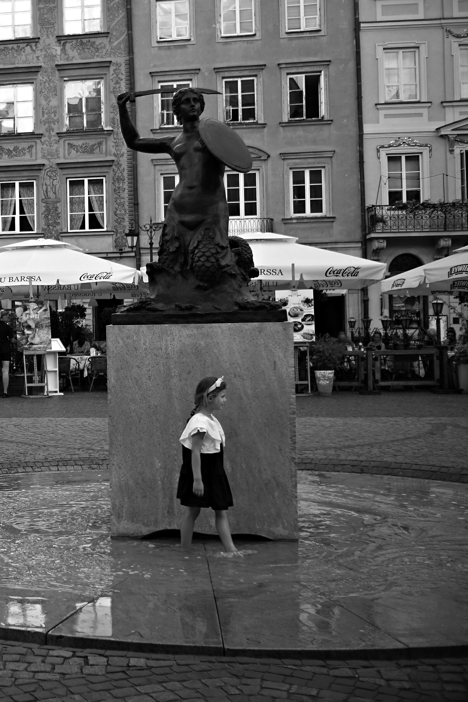 two Warsaw mermaids in a slightly crooked shot;-)