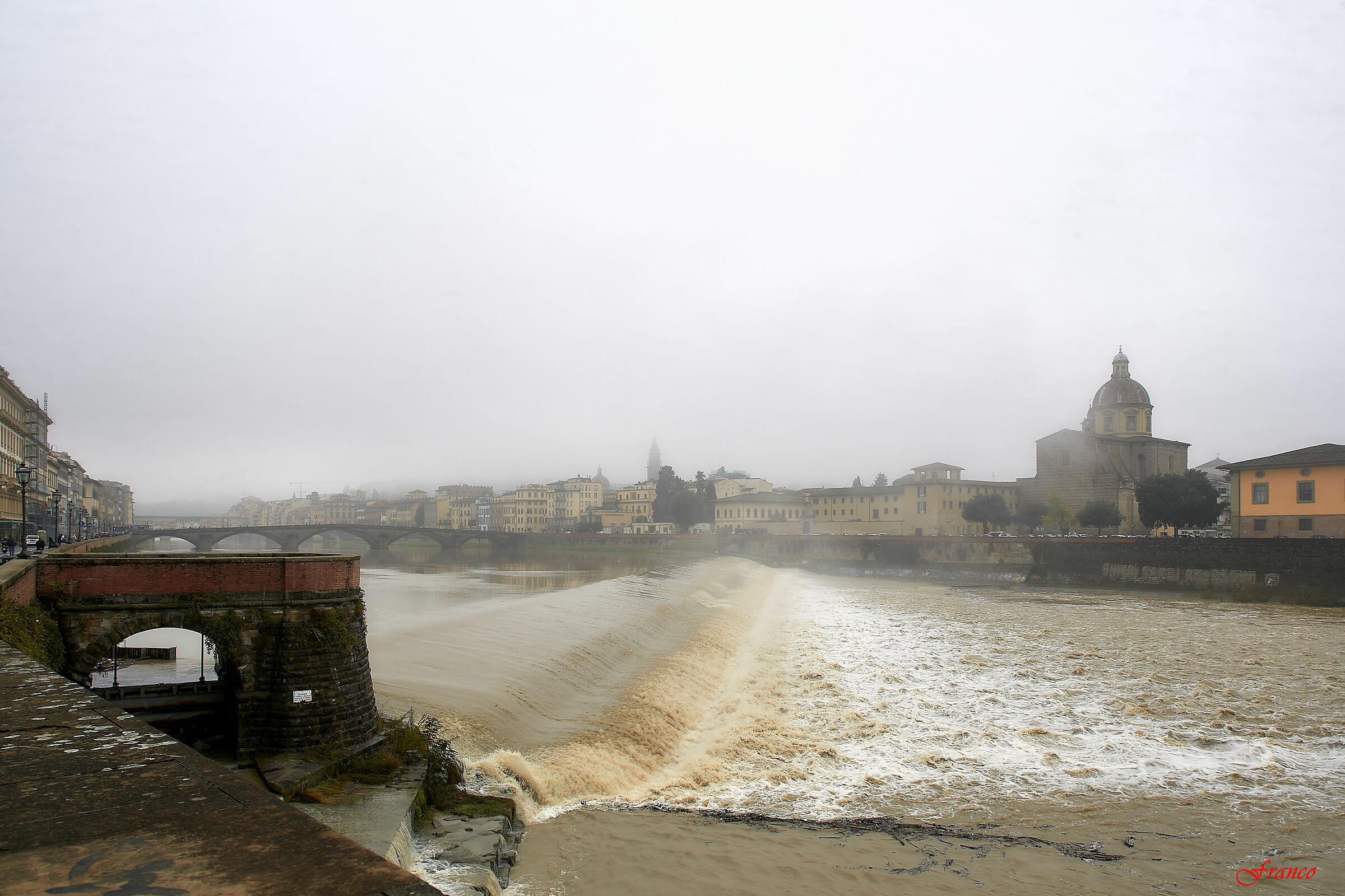 The muddy Arno soars at the Pescaia di Santa Rosa