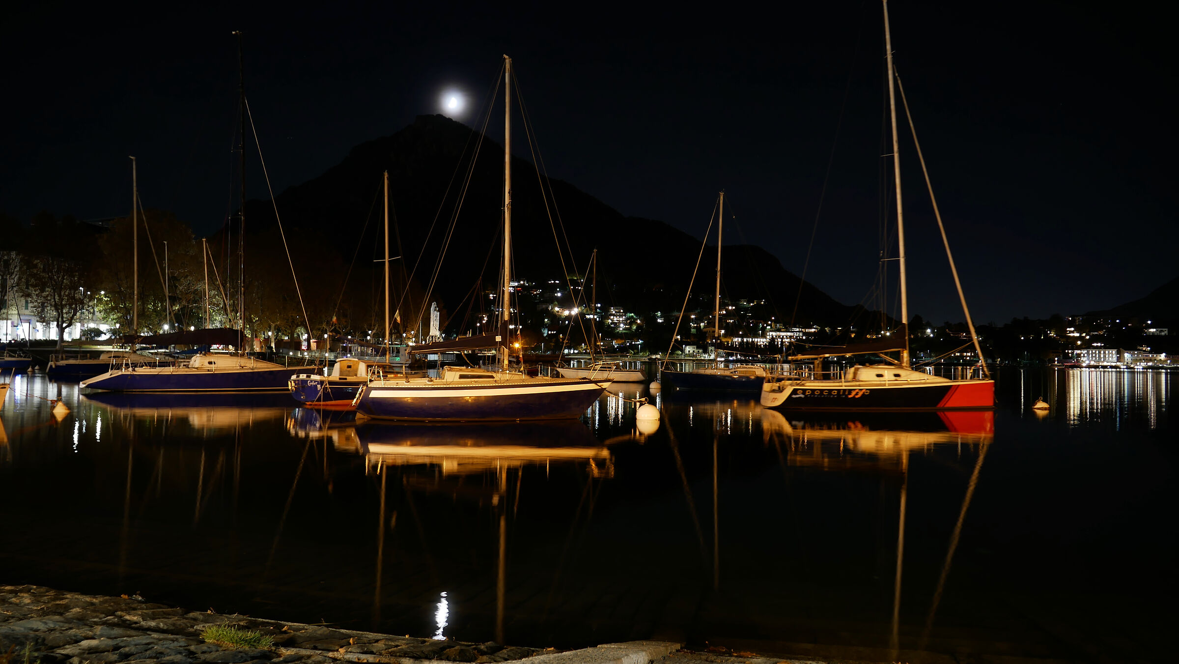 Lecco, lungolago con luna