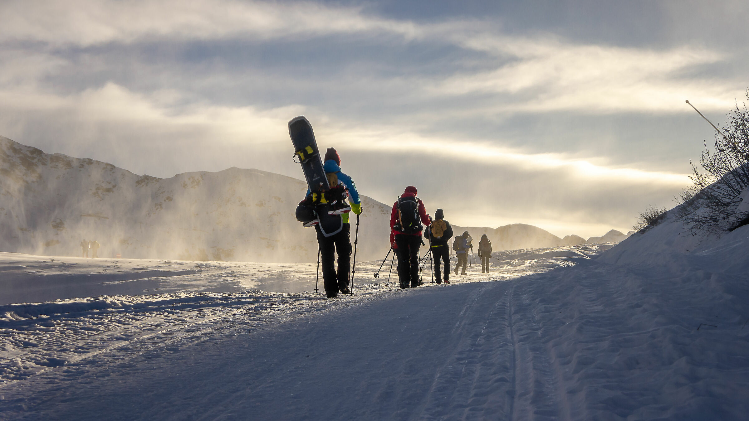 Snowboarder ed escursionisti