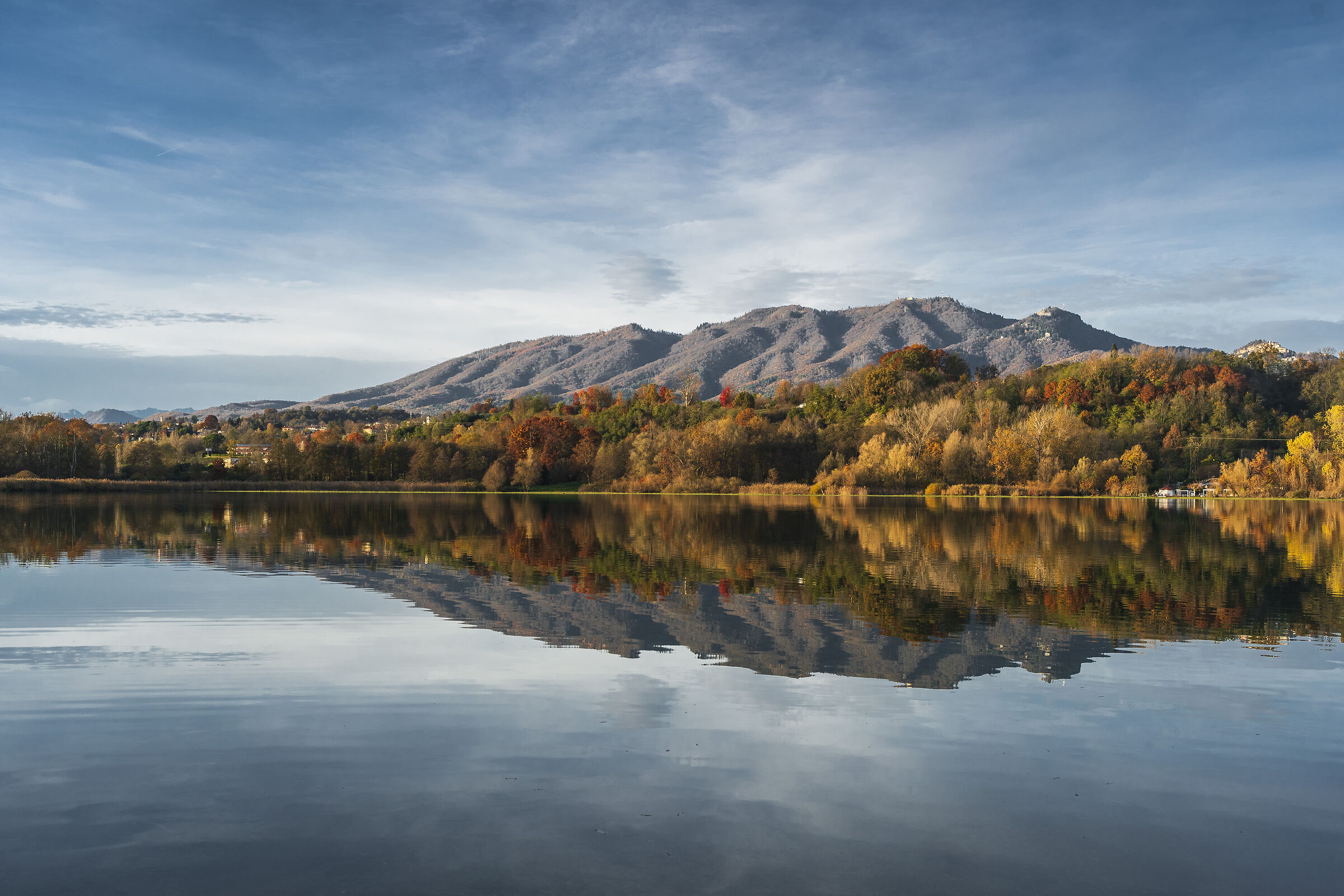 Lake Varese in autumn
