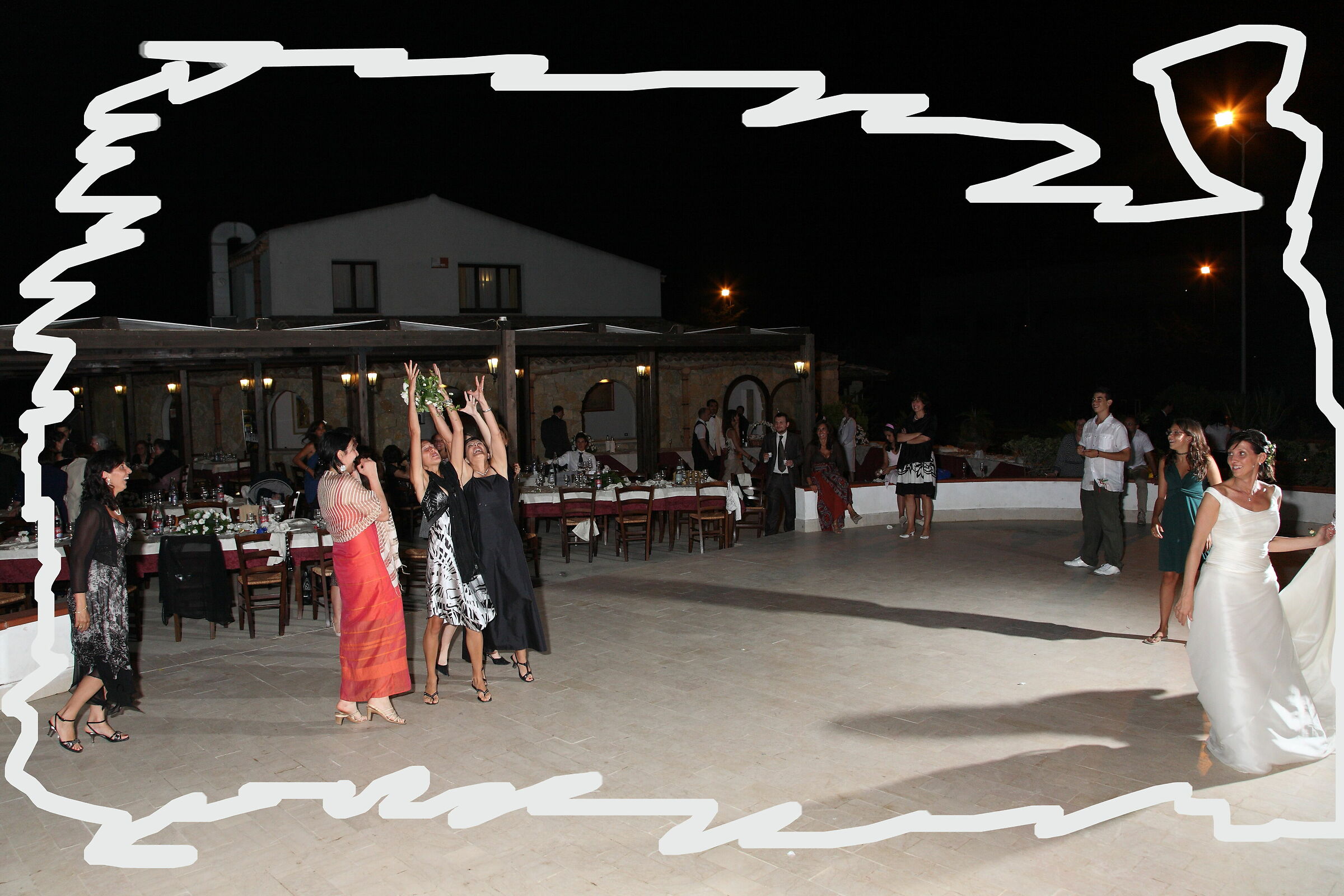 il lancio del bouquet della sposa