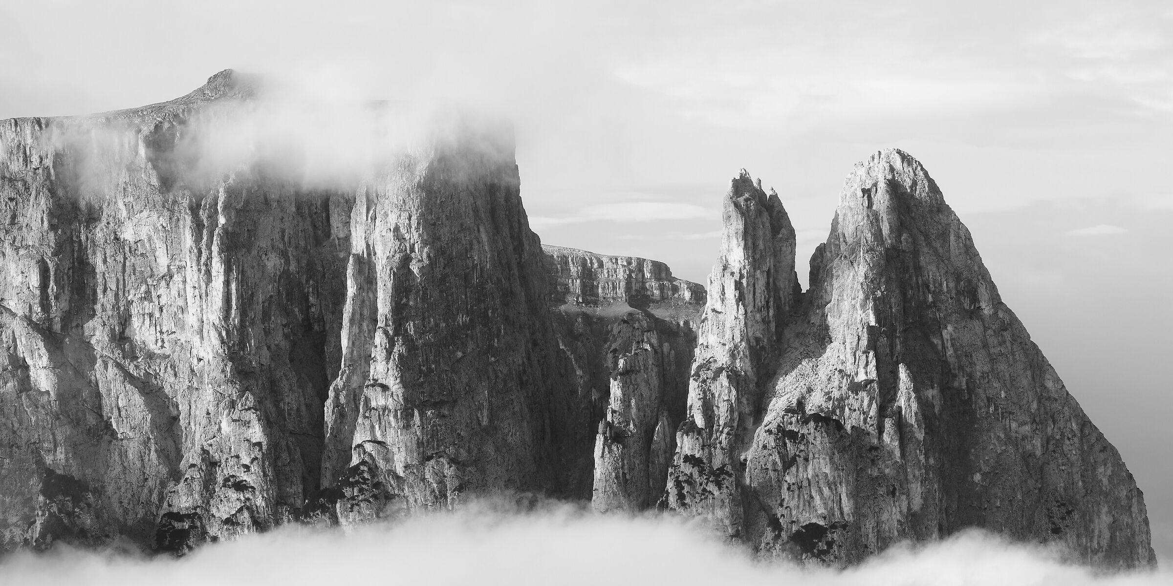 Lo Sciliar svetta tra le nubi mattutine