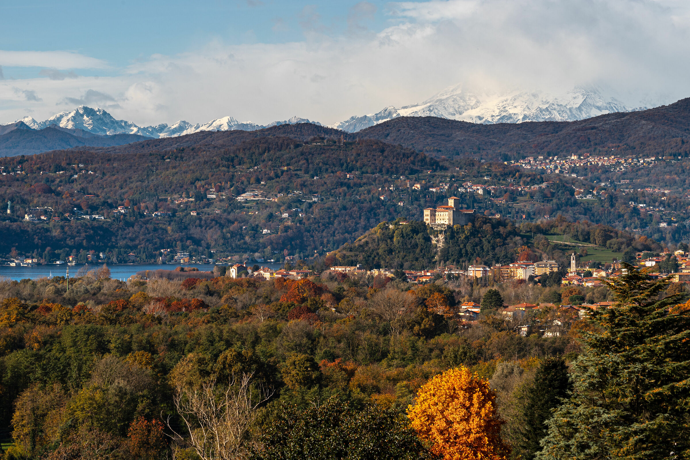 Rocca di Angera e Monte Rosa vista da Taino