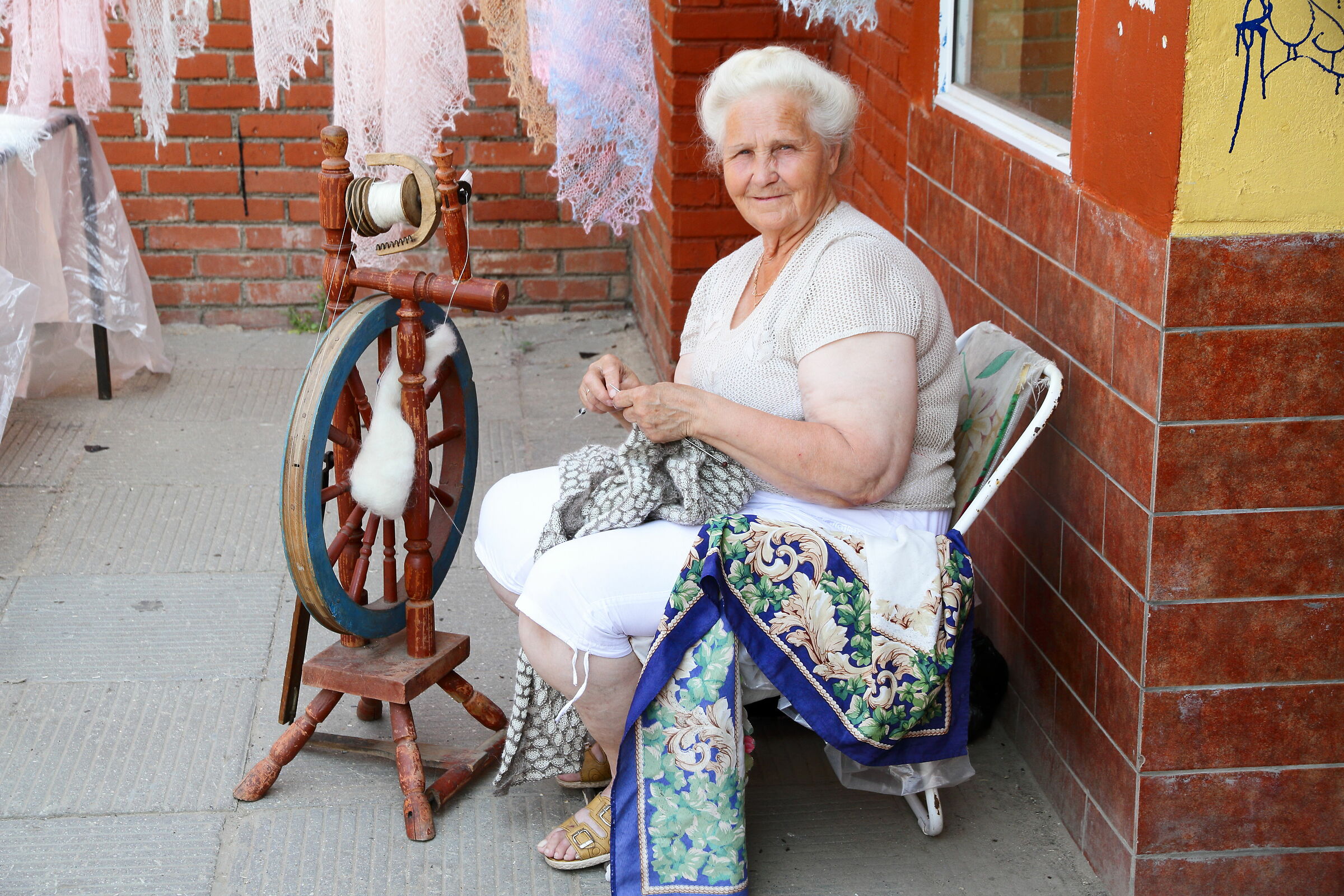 Donna Russa Mentre Fila