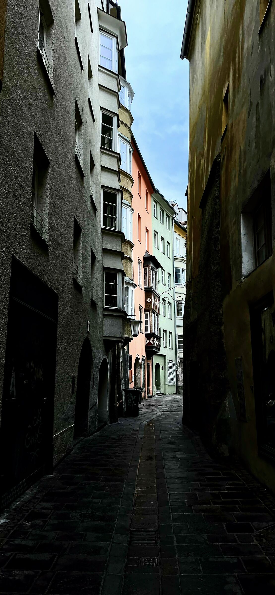Strada in chiaroscuro