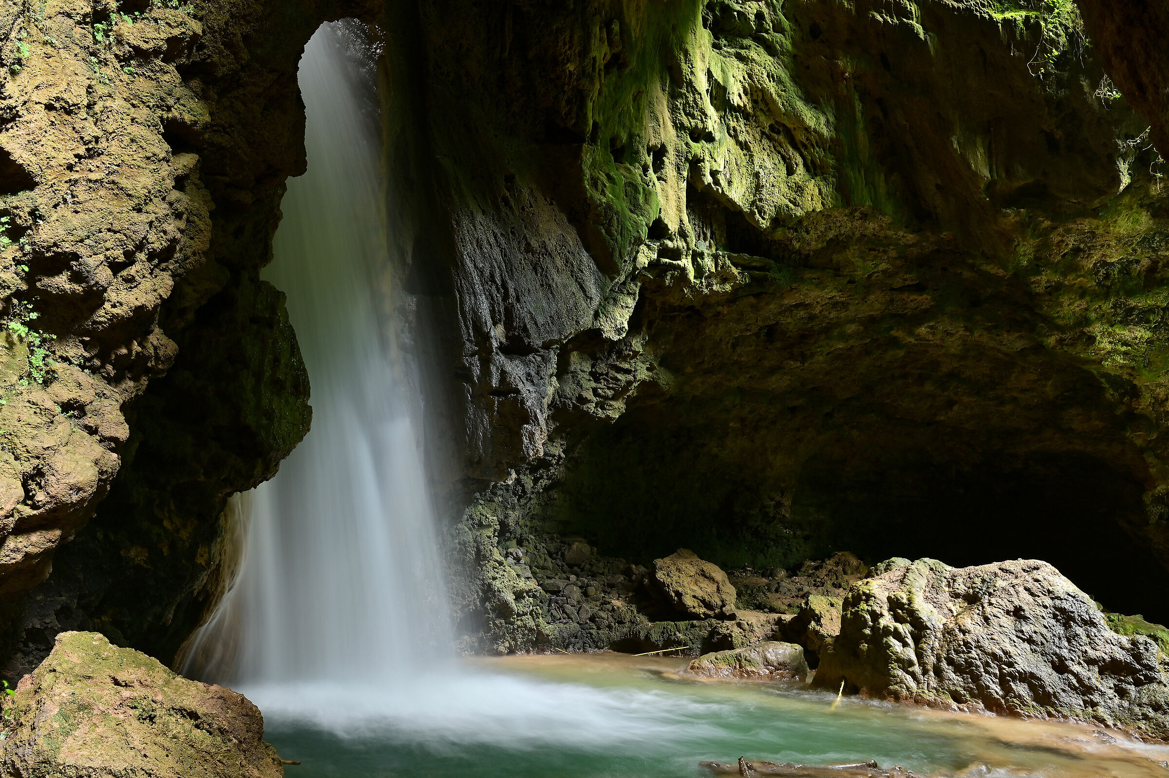 Cascata nella grotta a Sangineto