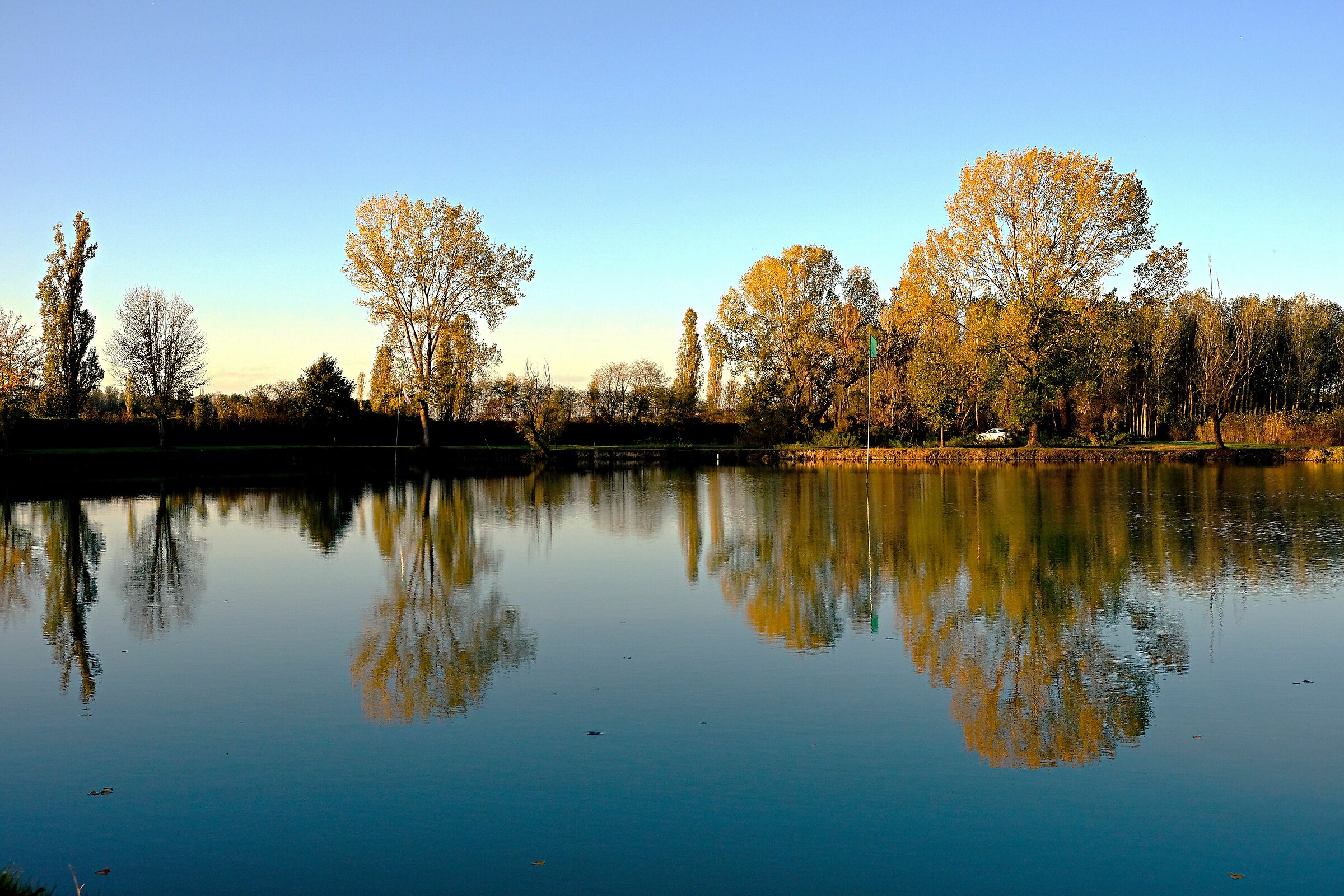 Il lago sulle rive del Po in autunno