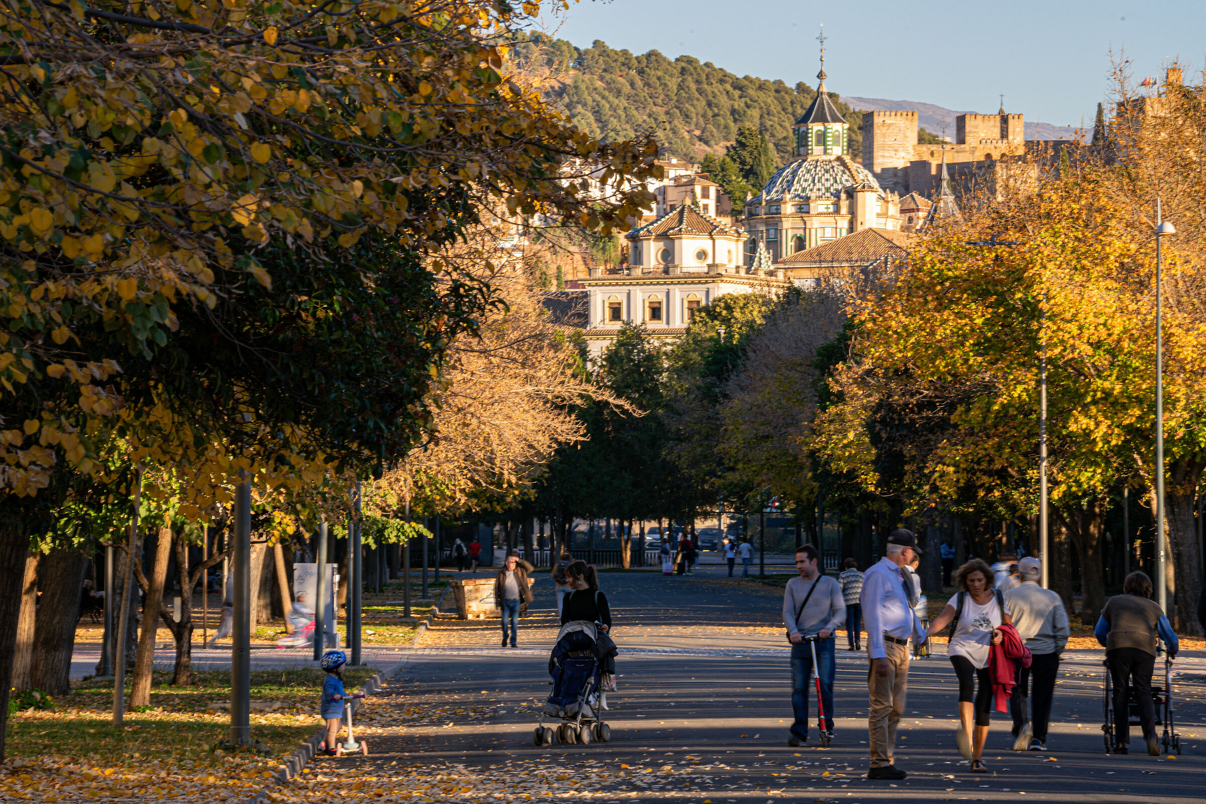 In front of the Alhambra from the niña to the abuela