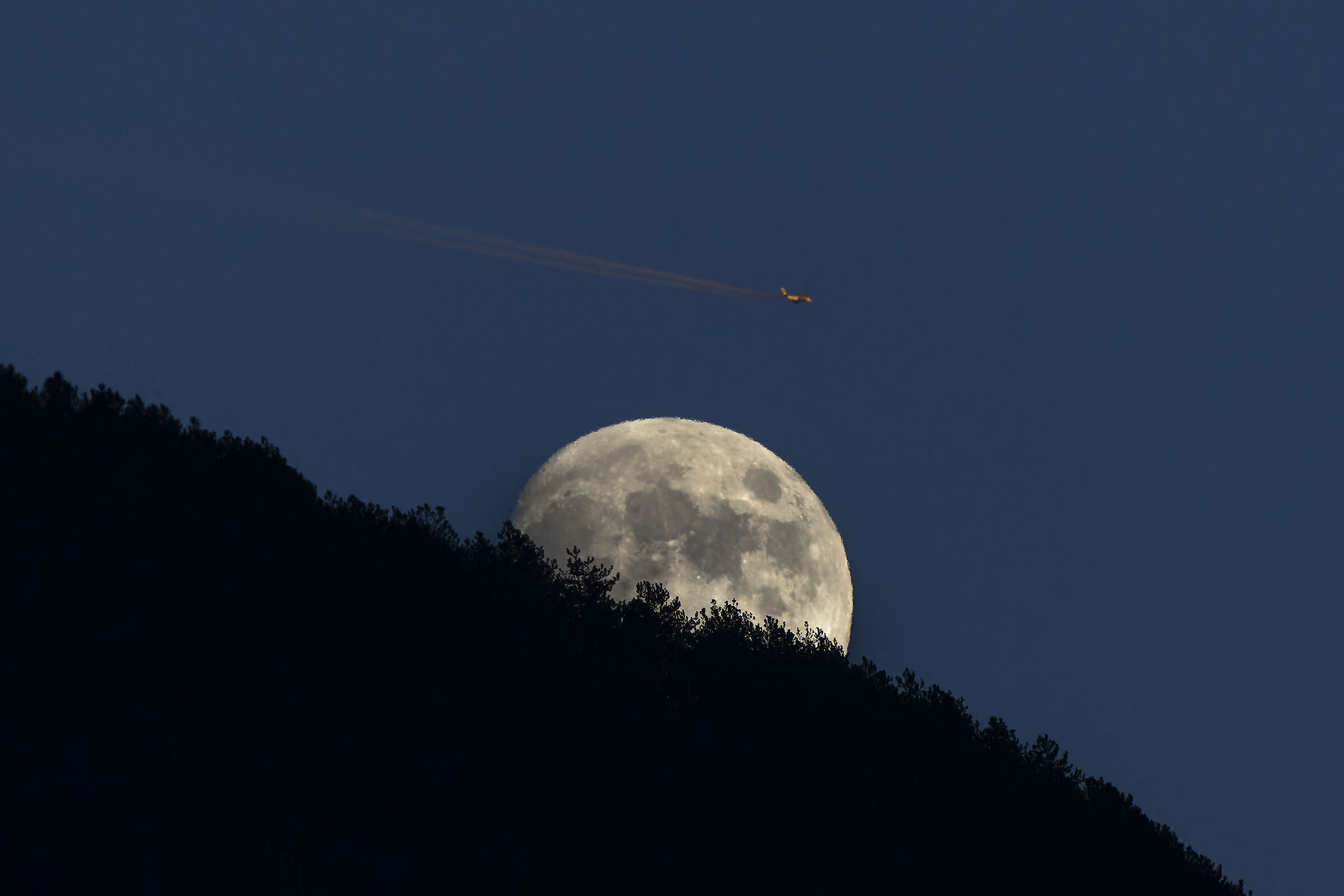 Sorge la luna con l'aereo