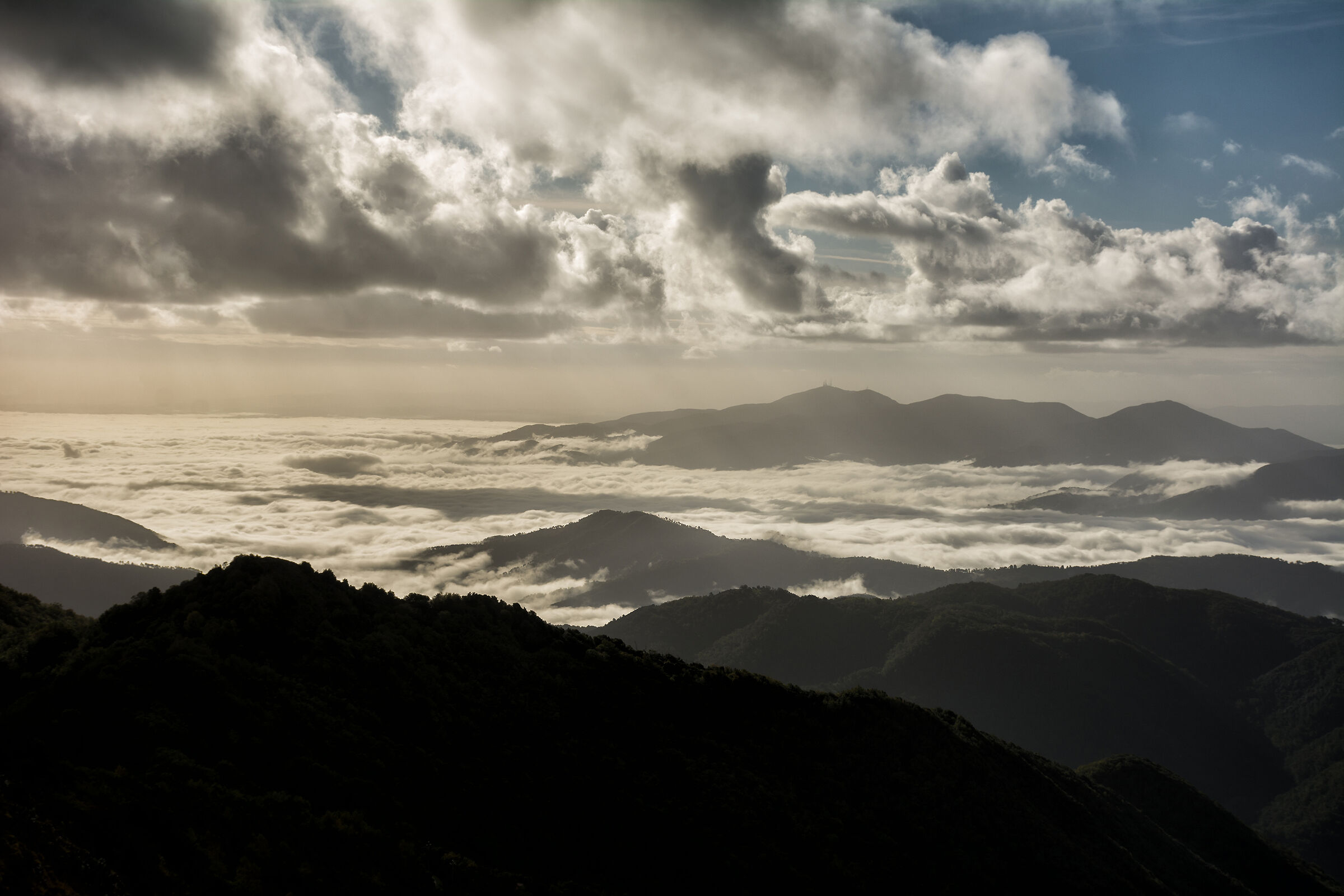 The sea of clouds in the distance