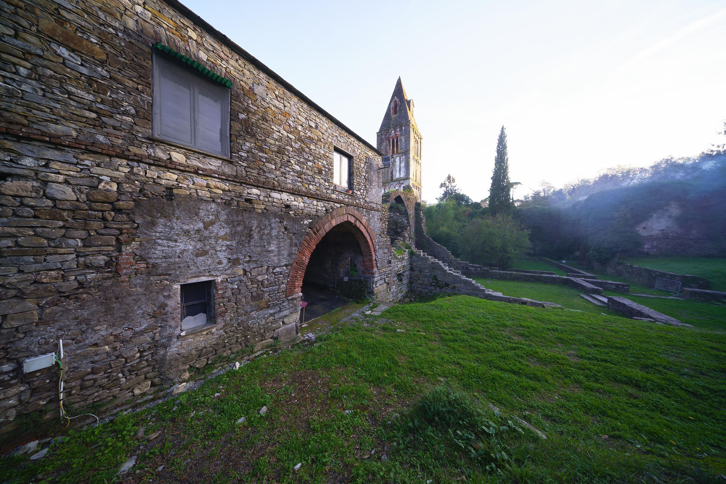 Nebbia serotina al Monastero di Valle Christi