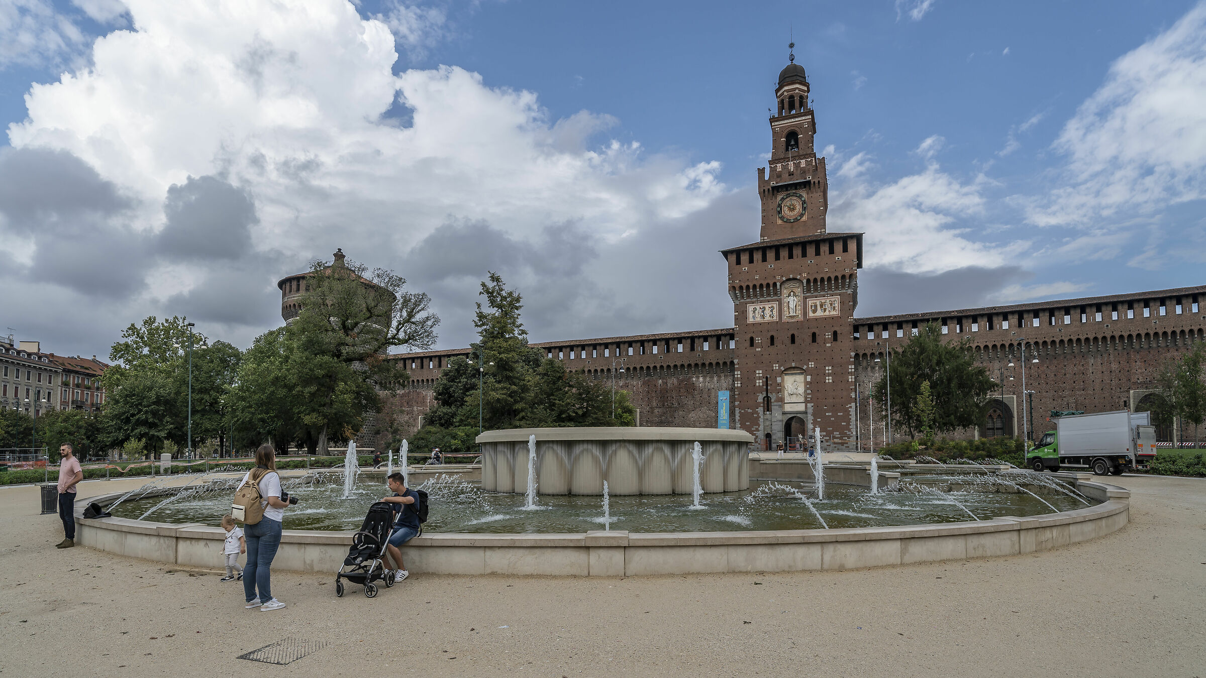 Torre del Filarete e fontana “Torta degli sposi”...