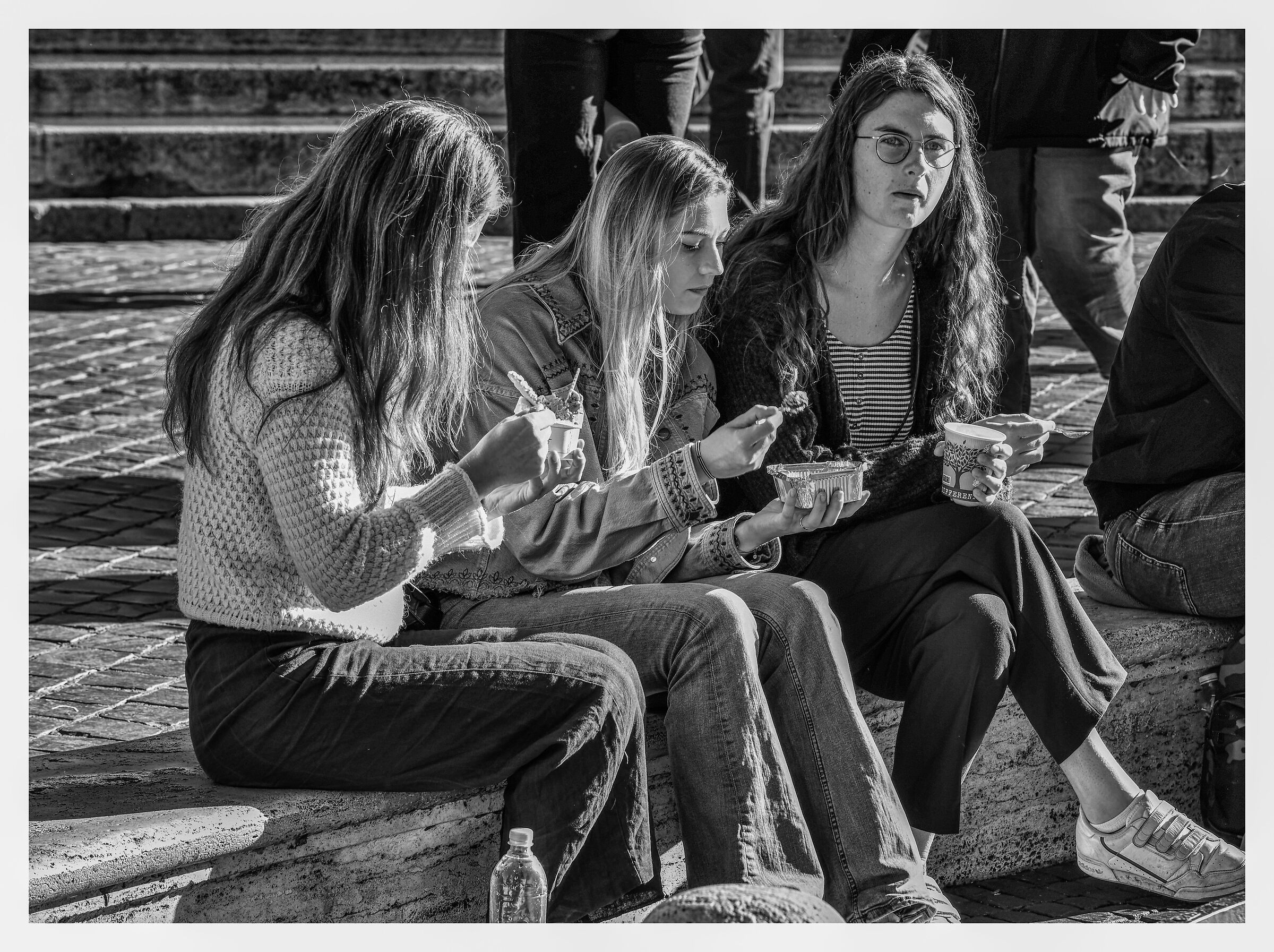Roma - Degustazione di un gelato sulla Barcaccia