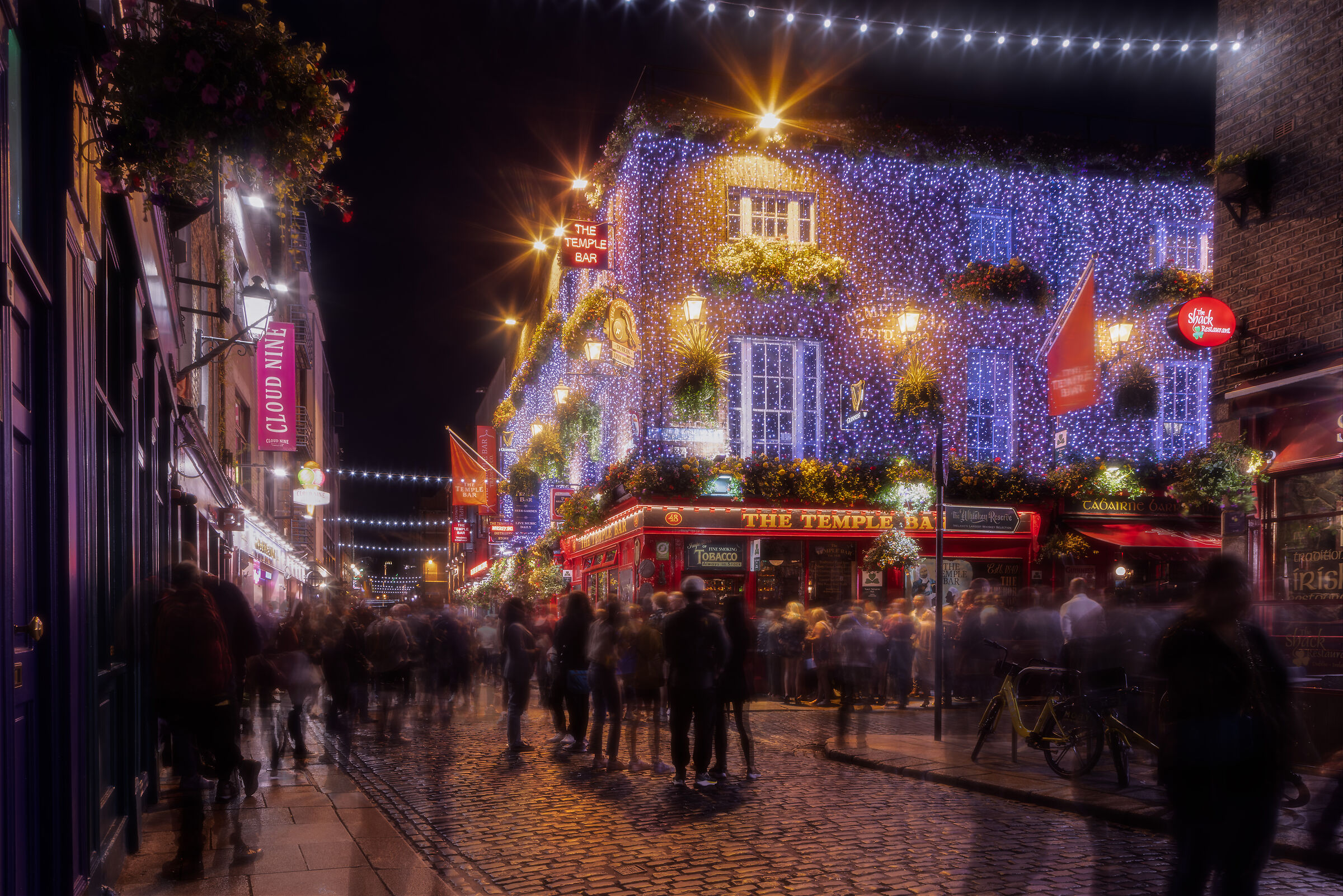 Temple Bar by night
