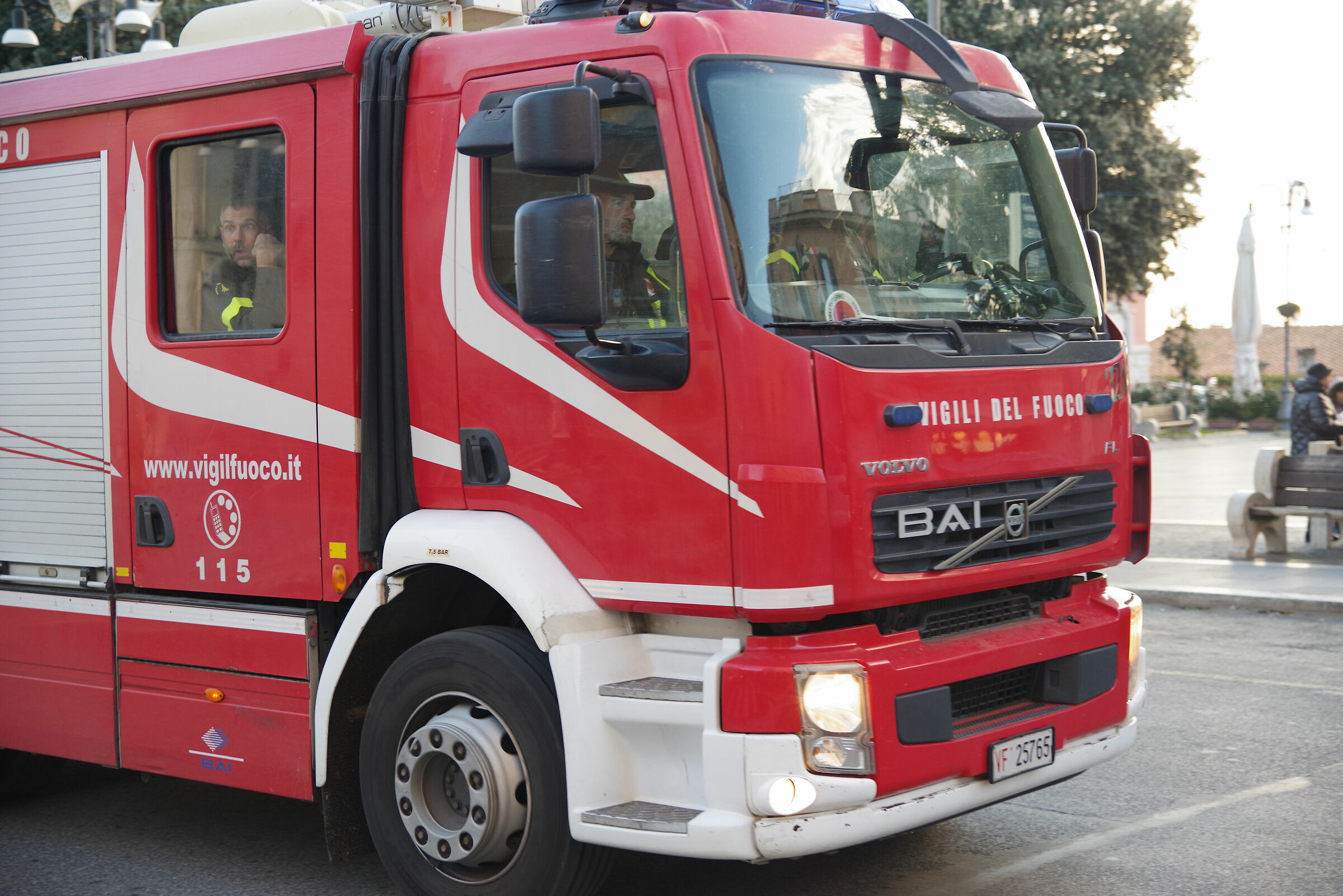 Vigili del fuoco su via Appia a Genzano