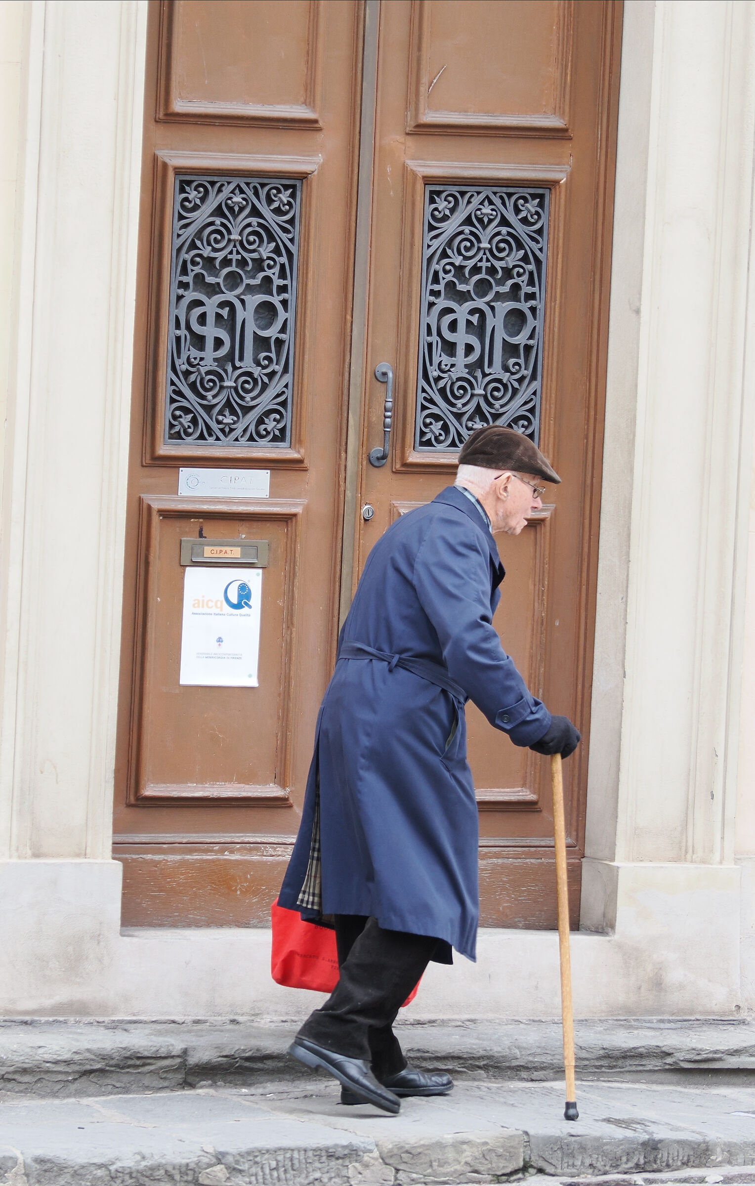 il signore con la sporta rossa