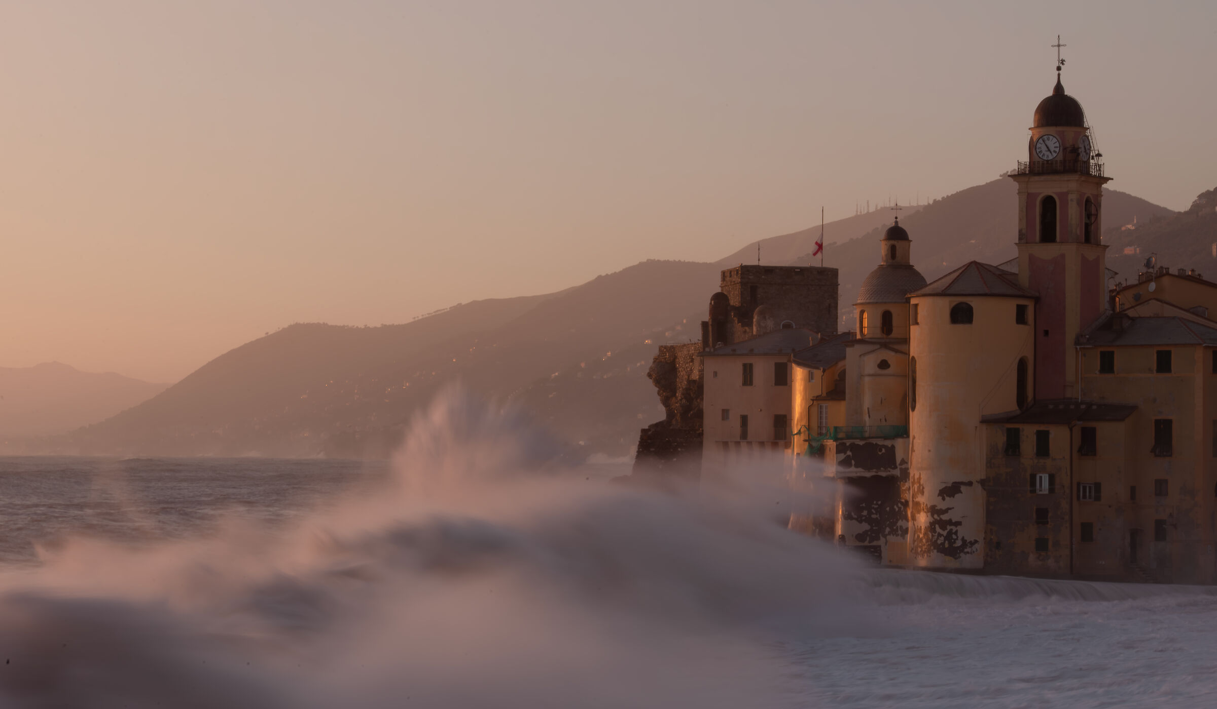Camogli avvolta dal mare