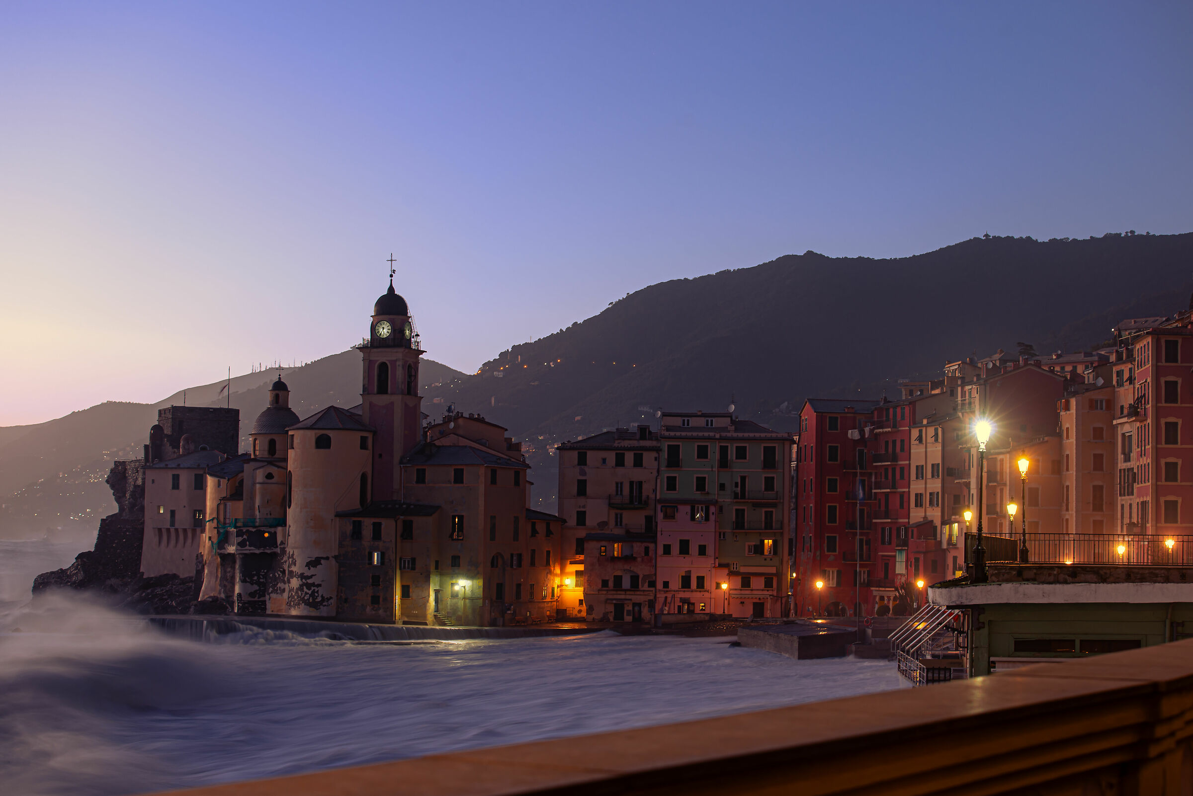 Luci che accompagnano l'arrivo della sera