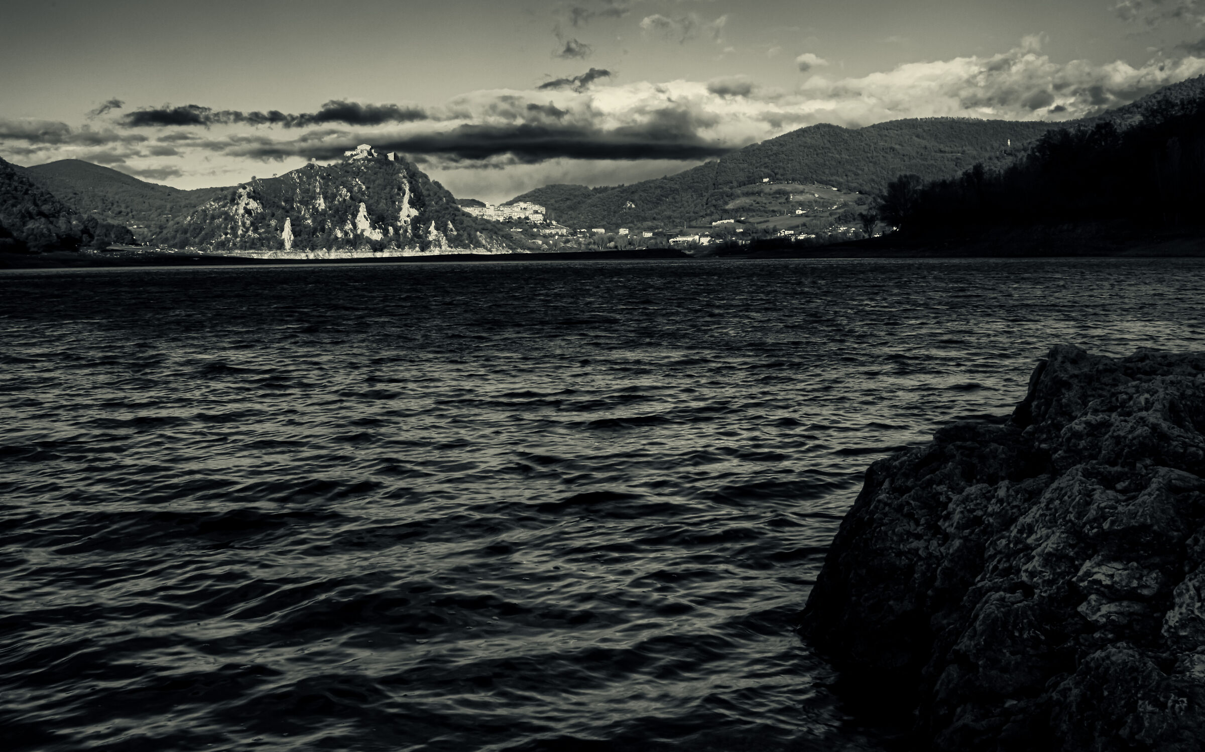 Vento forte sul lago