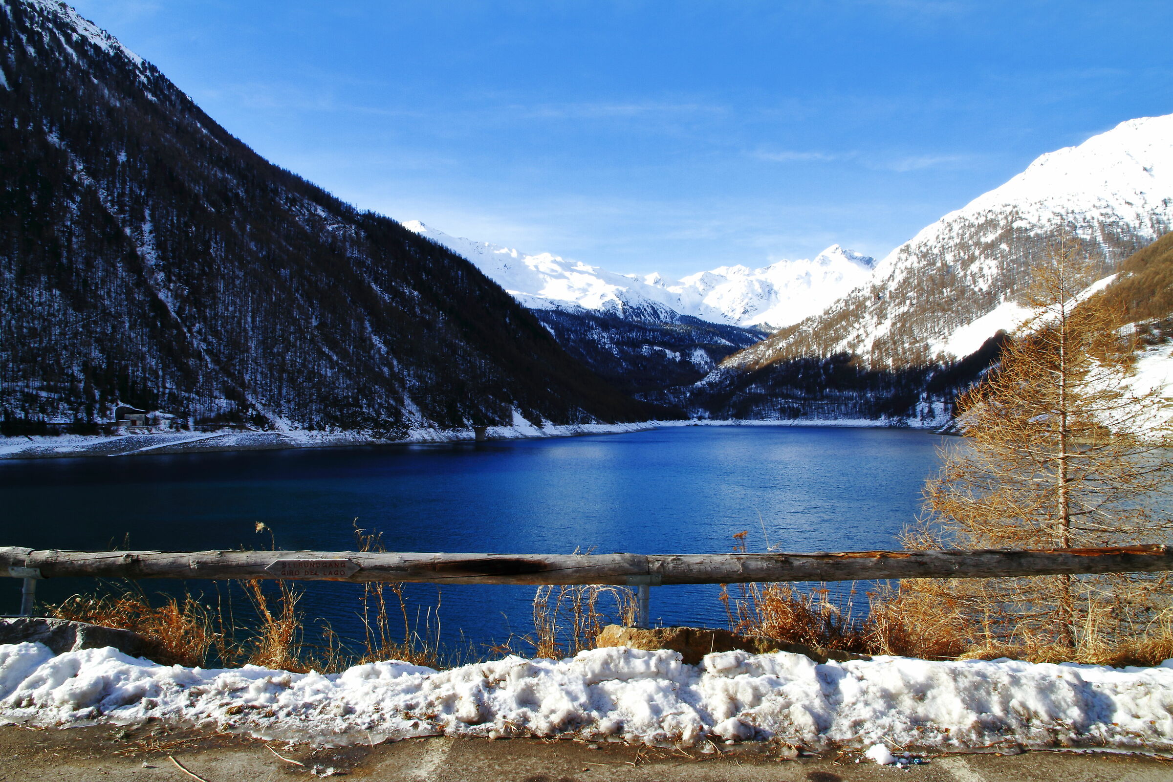 Montagna con lago