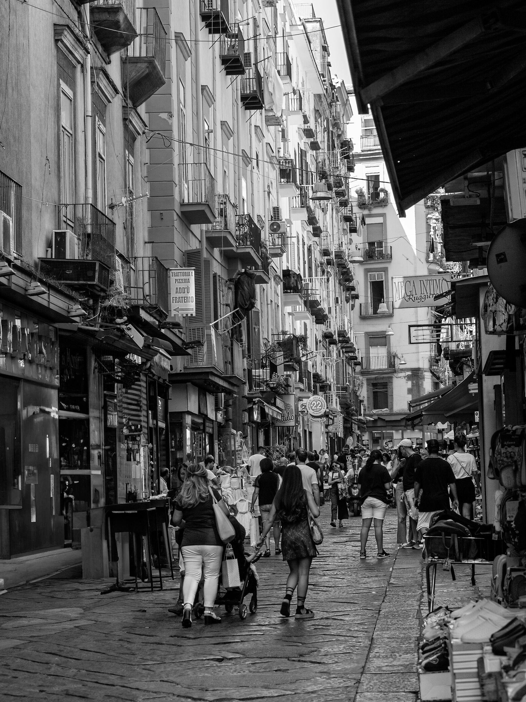 Street in una via strett' - Napoli