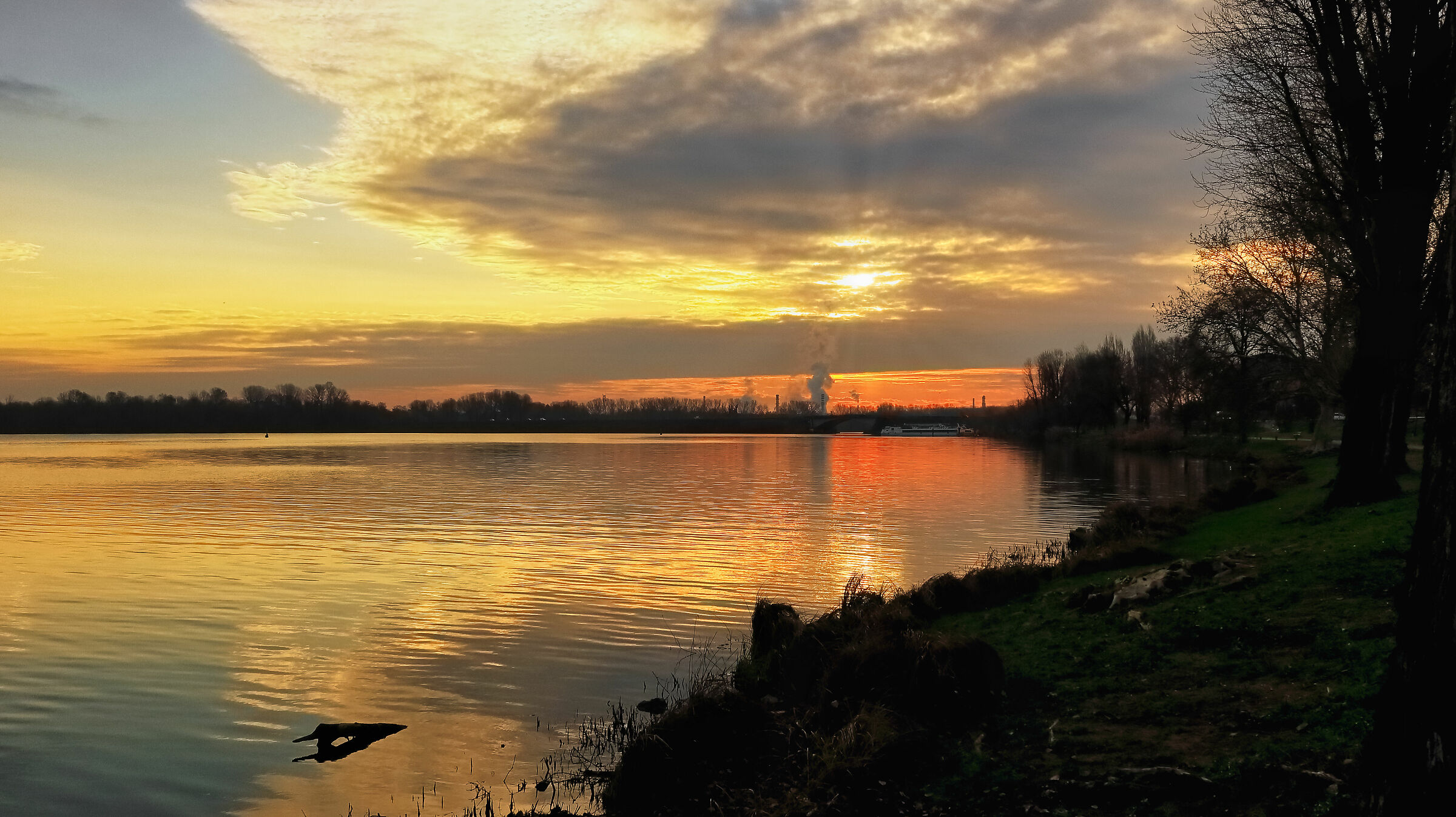 Alba sul lago superiore