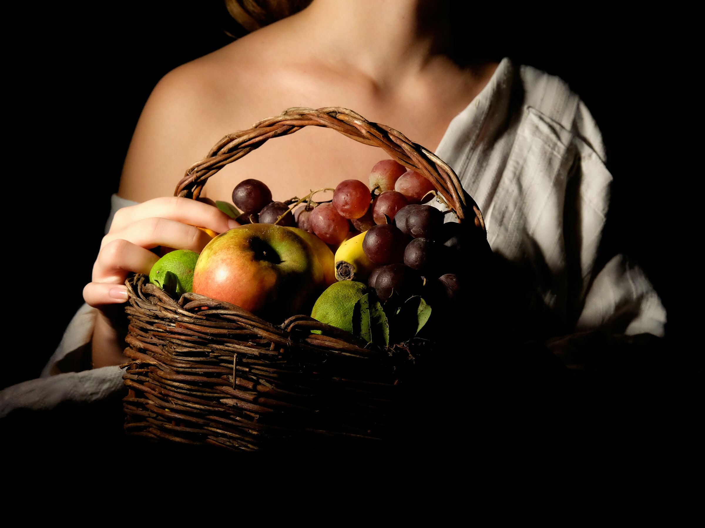 Busto di fanciulla con cesto di frutta