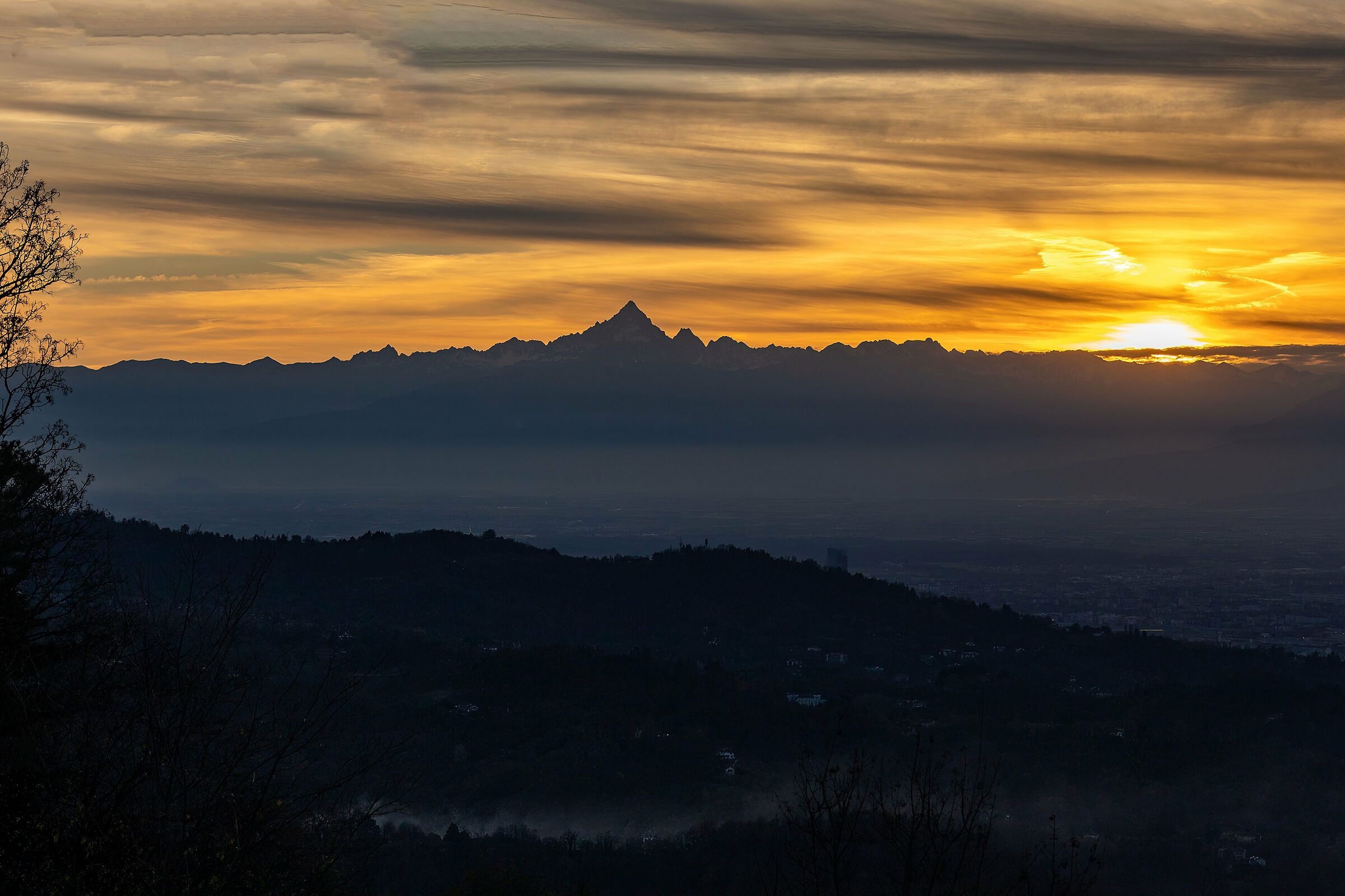 un rosso tramonto sul Monviso