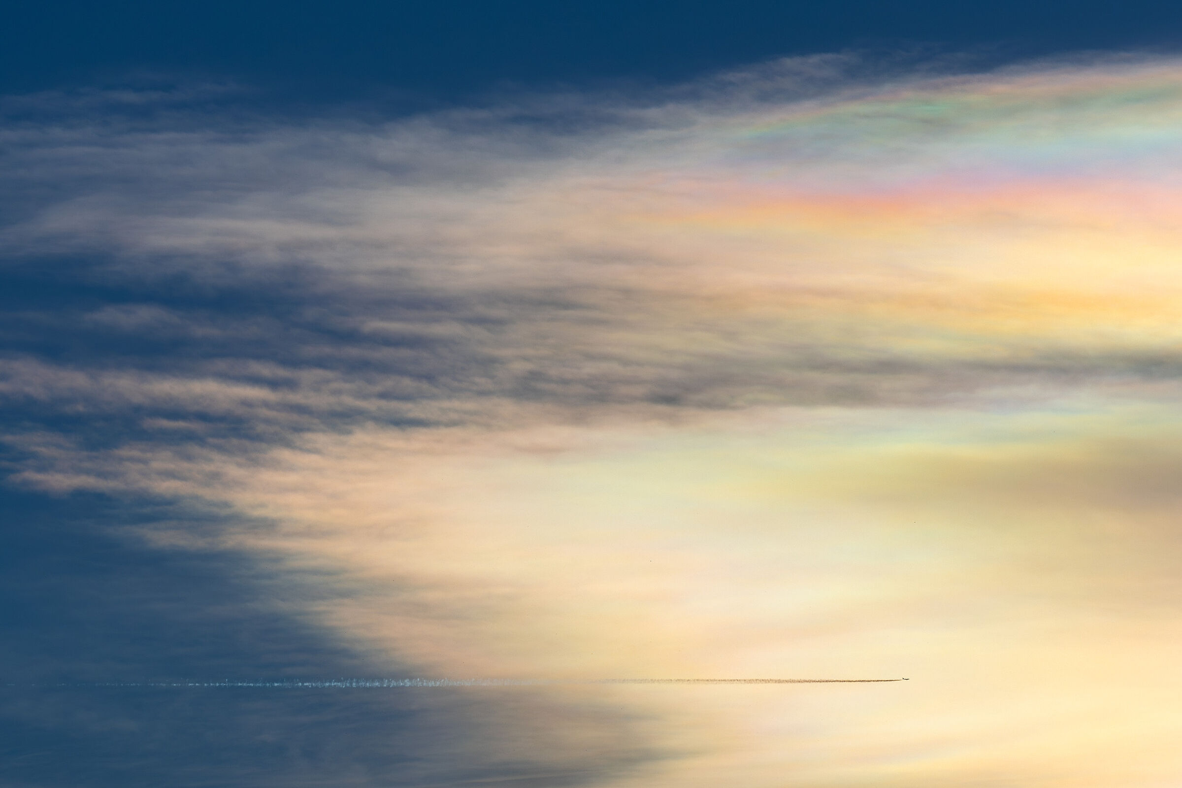 Nubi iridescenti al tramonto