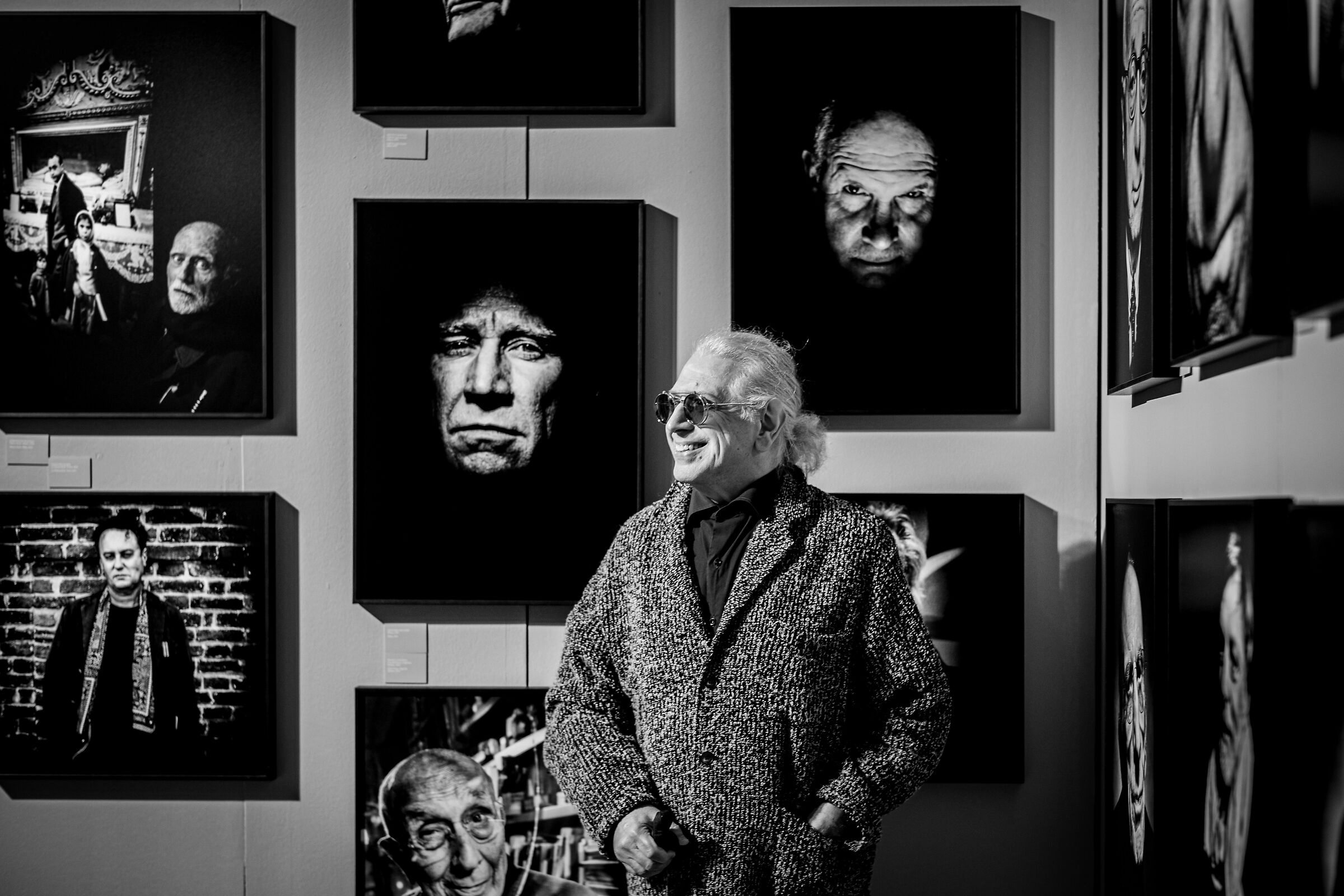 Harari tra i suoi ritratti di fotografi famosi.