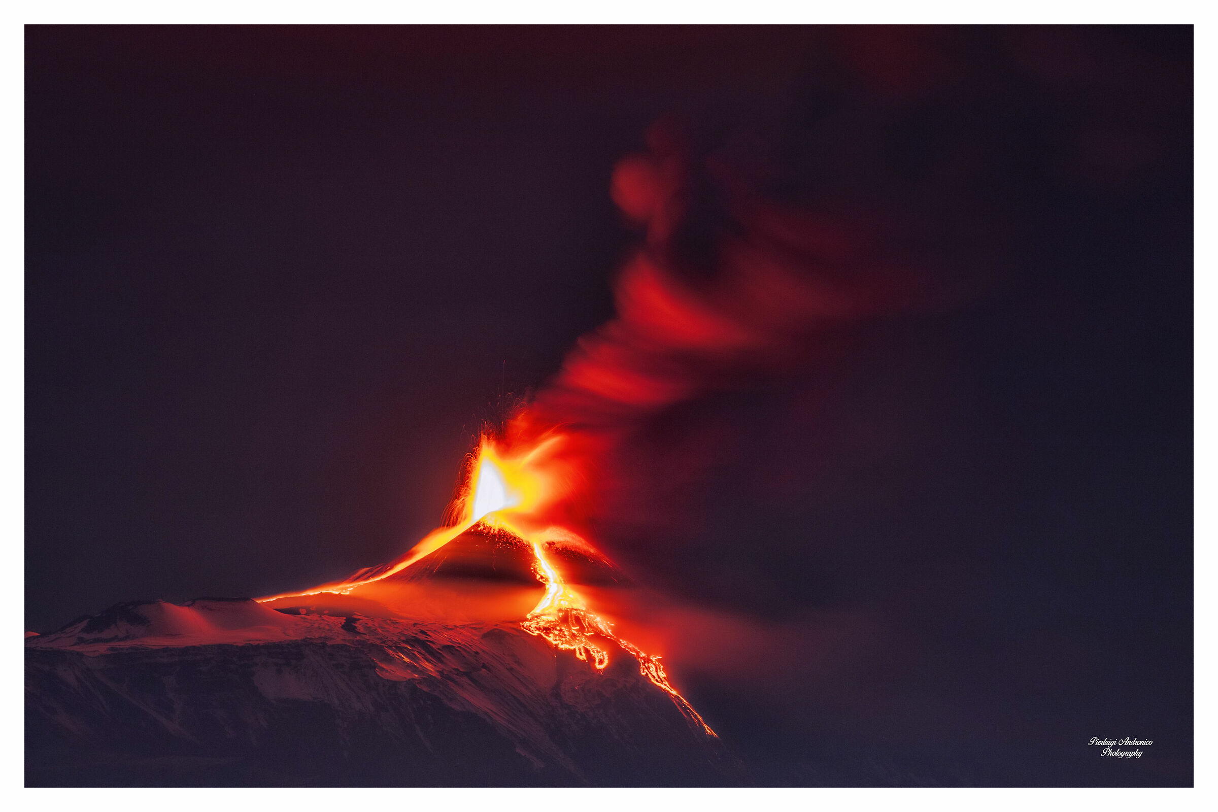 Etna in eruzione osservato da Aci Catena