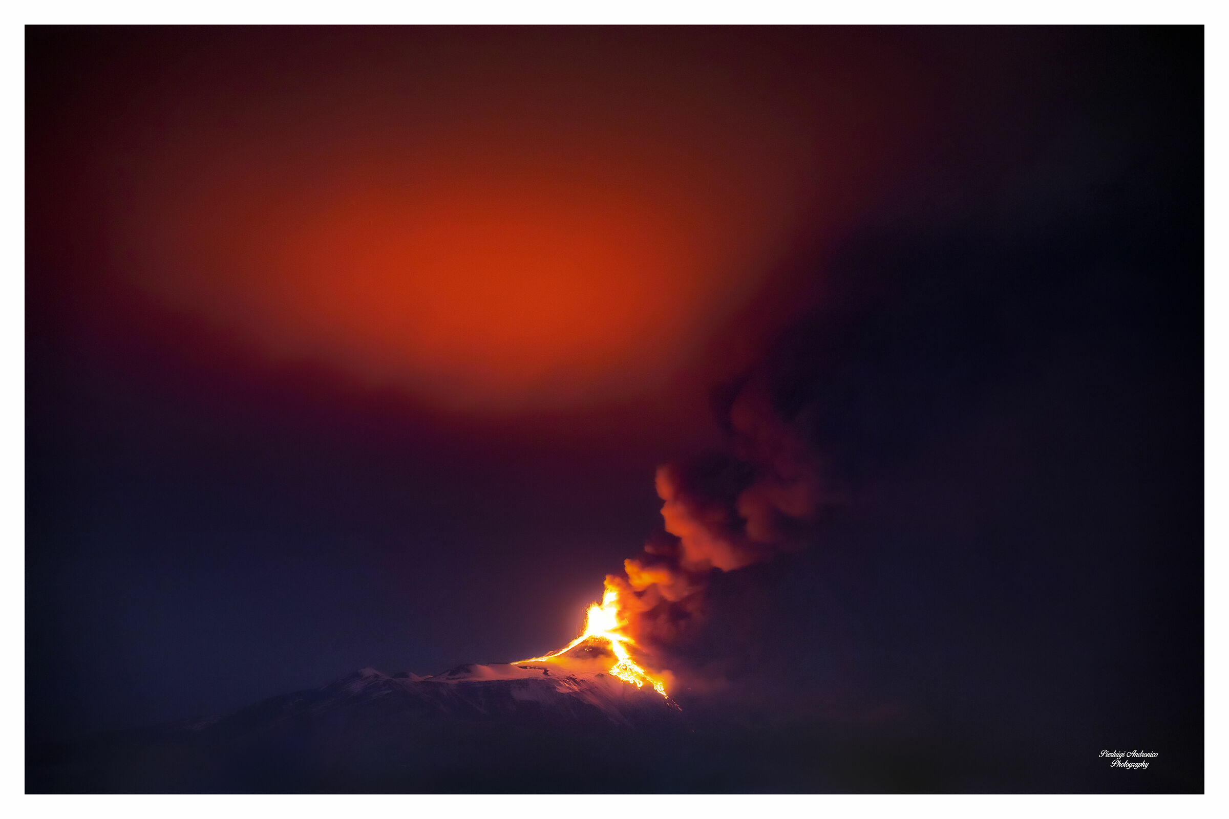 Osservano l'accesso della porta dell'Inferno