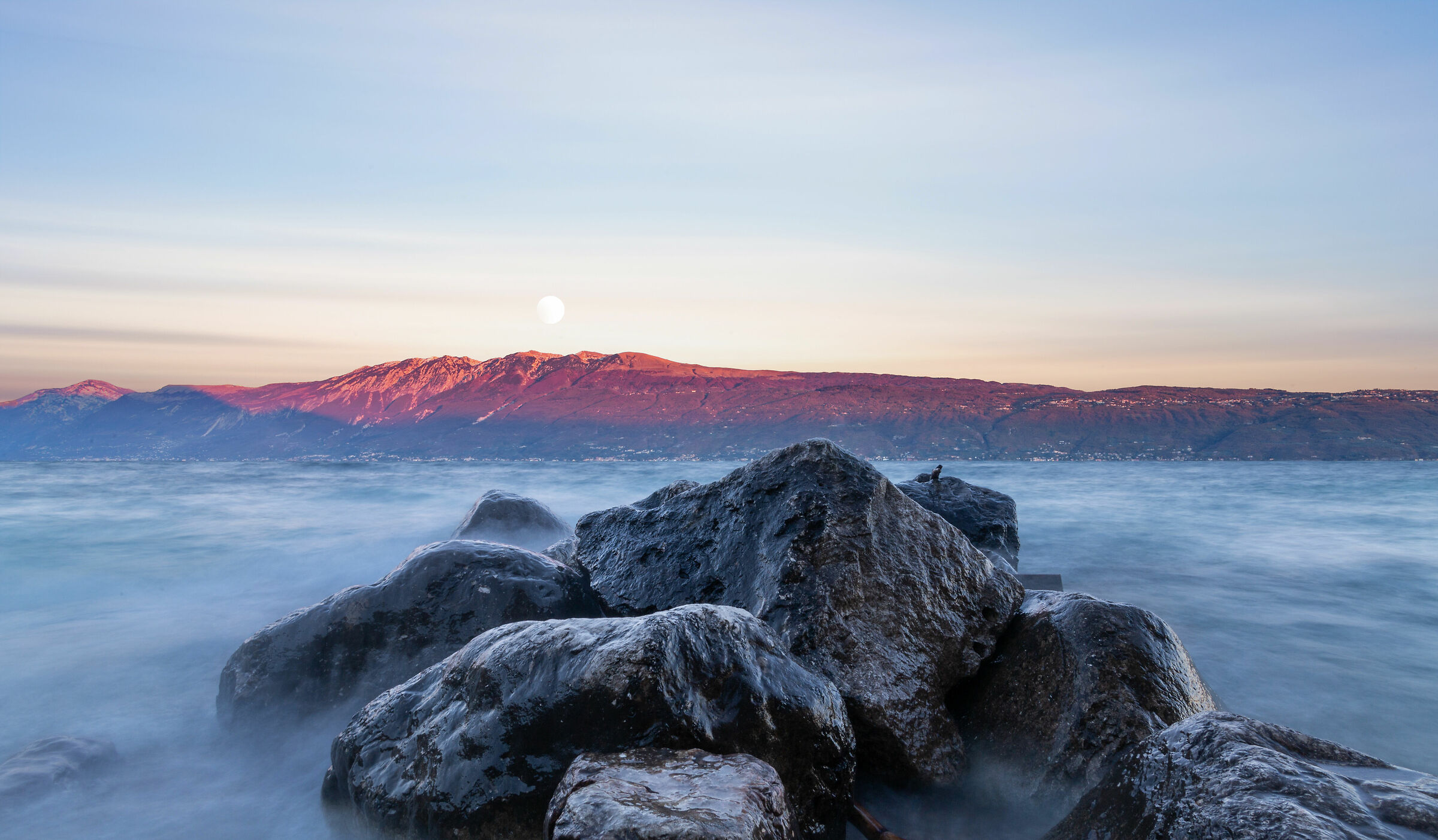 Paesaggio lunare sul Garda