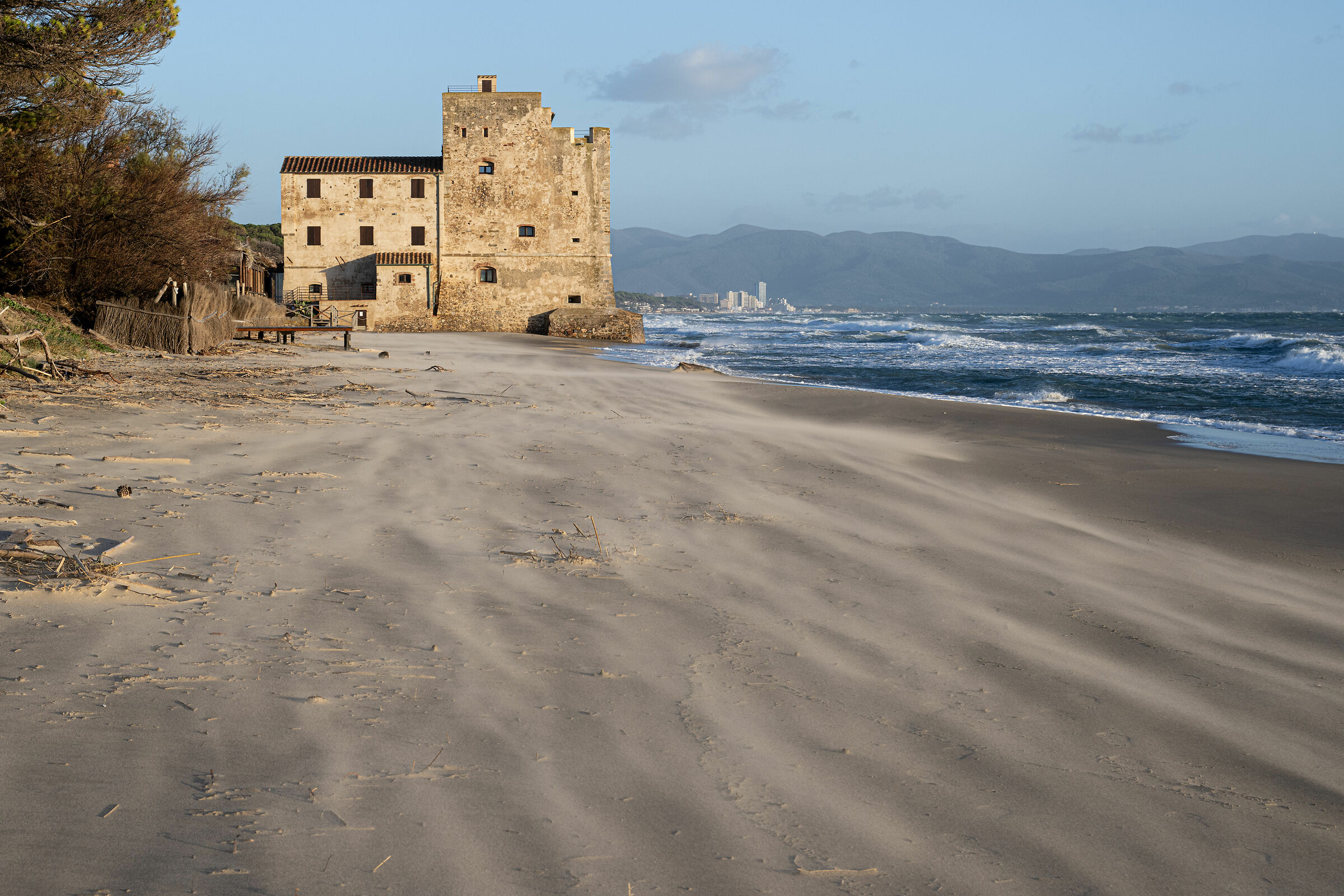 Mareggiata, Torre e sabbia che vola