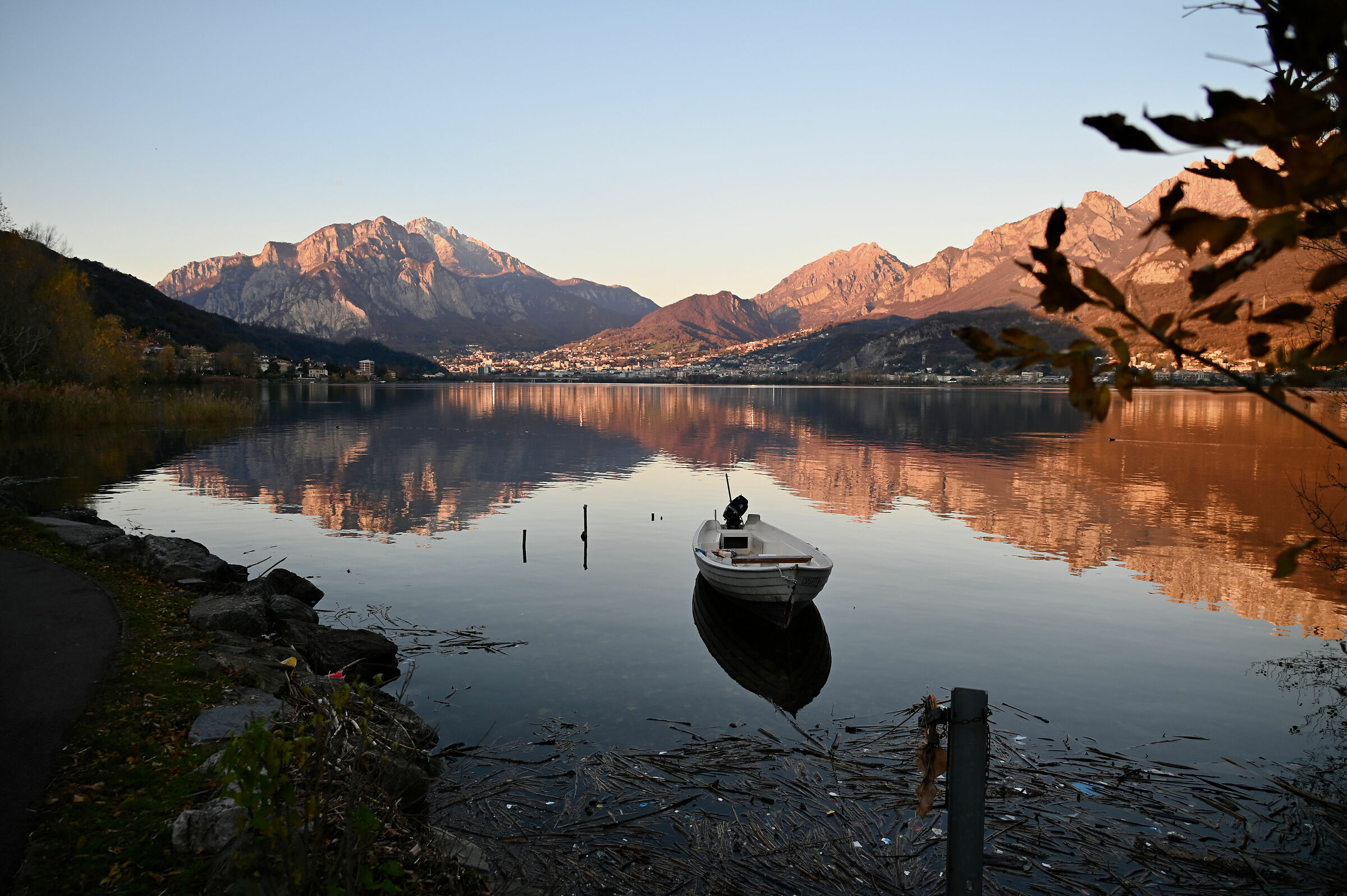 Lago di Garlate, barca solitaria