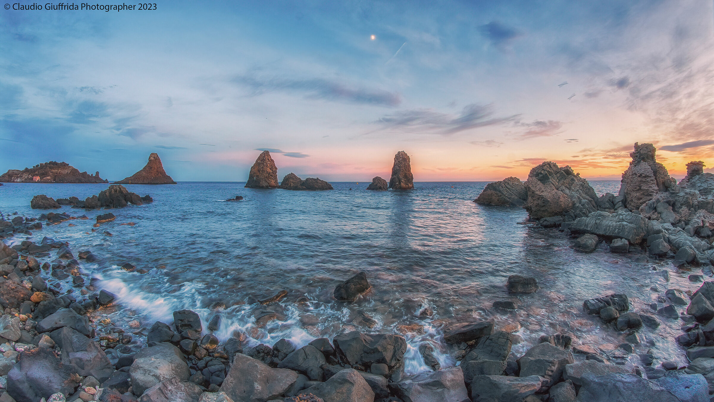 I Faraglioni e l'isola Lachea