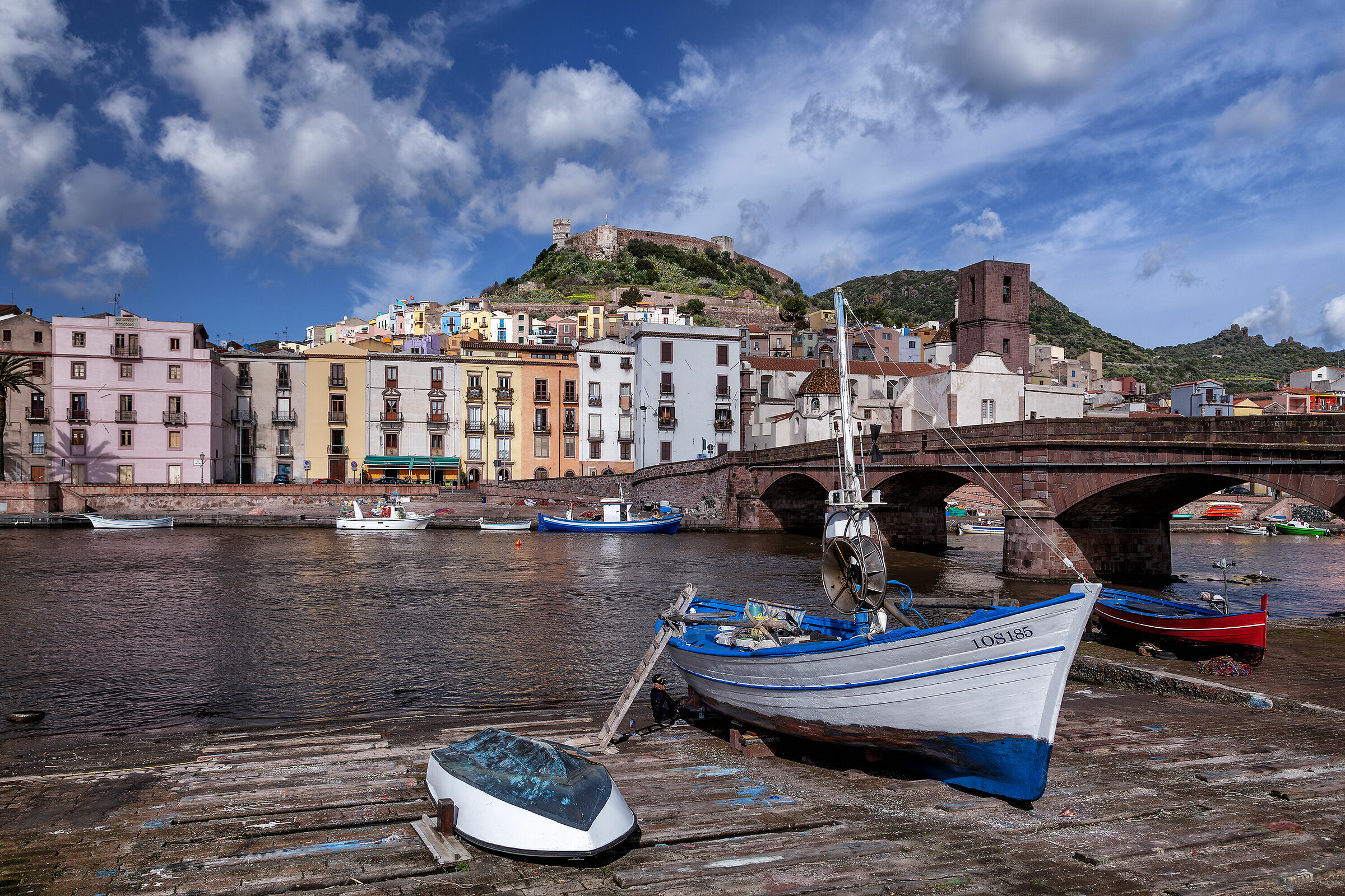 Bosa, piccolo rimessaggio sul moletto del fiume Temo