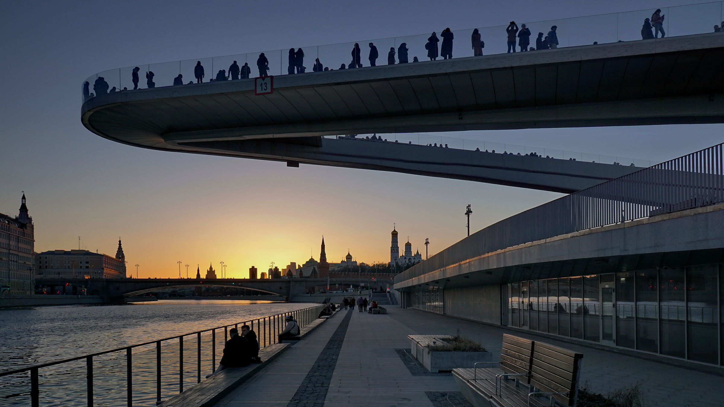 Ponte galleggiante nel parco di Zaryadye