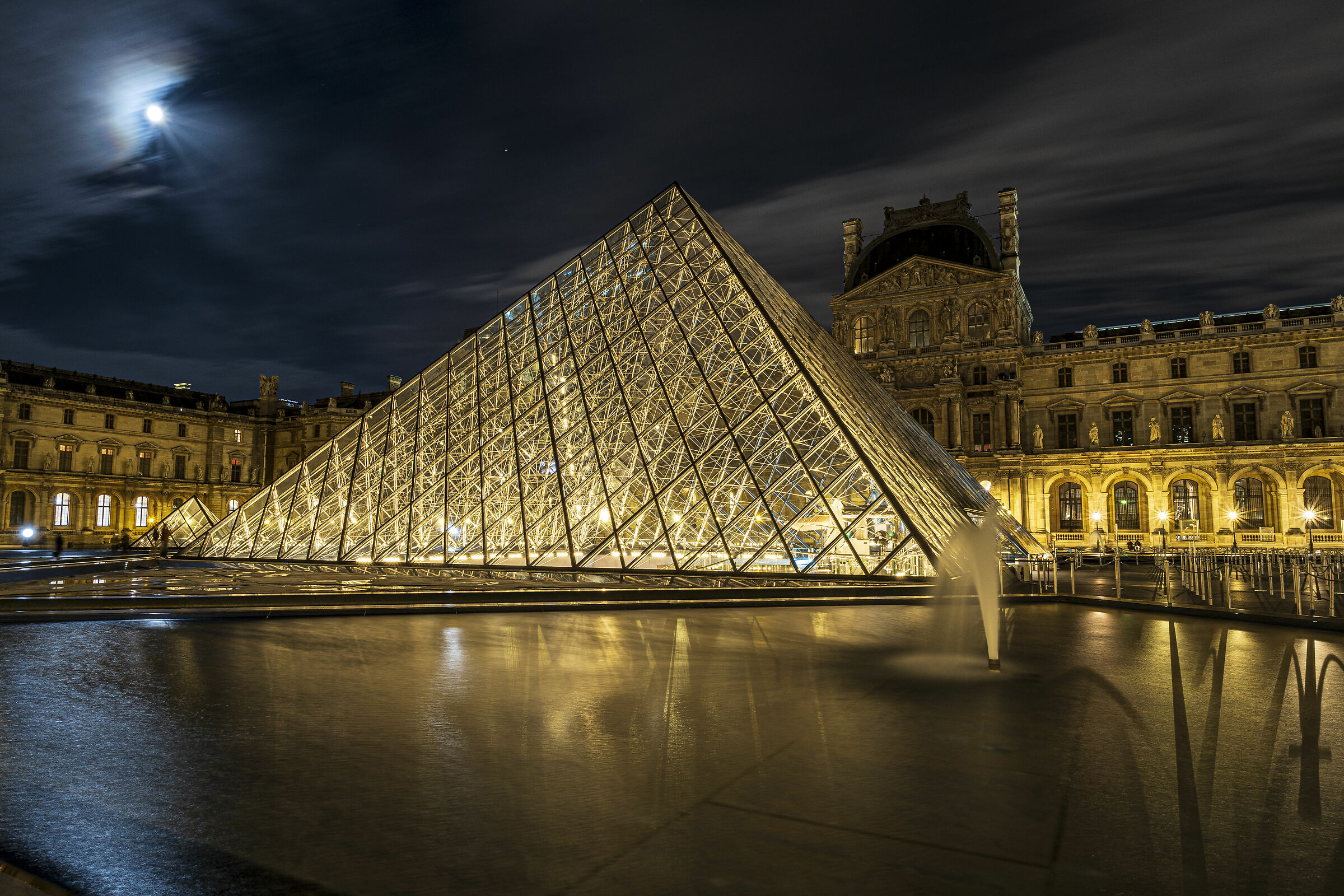 Piramide del Louvre