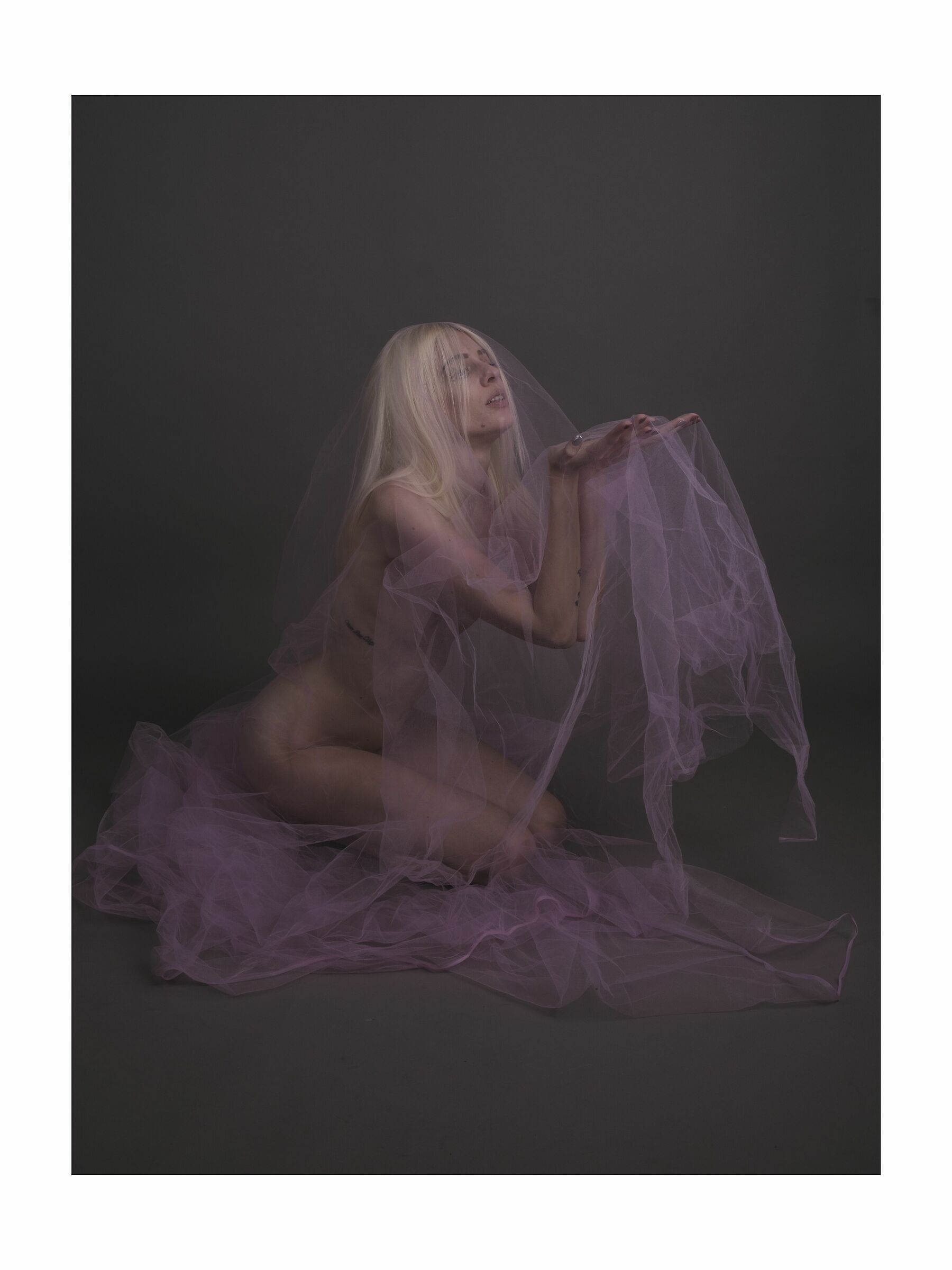 Simona and the veil