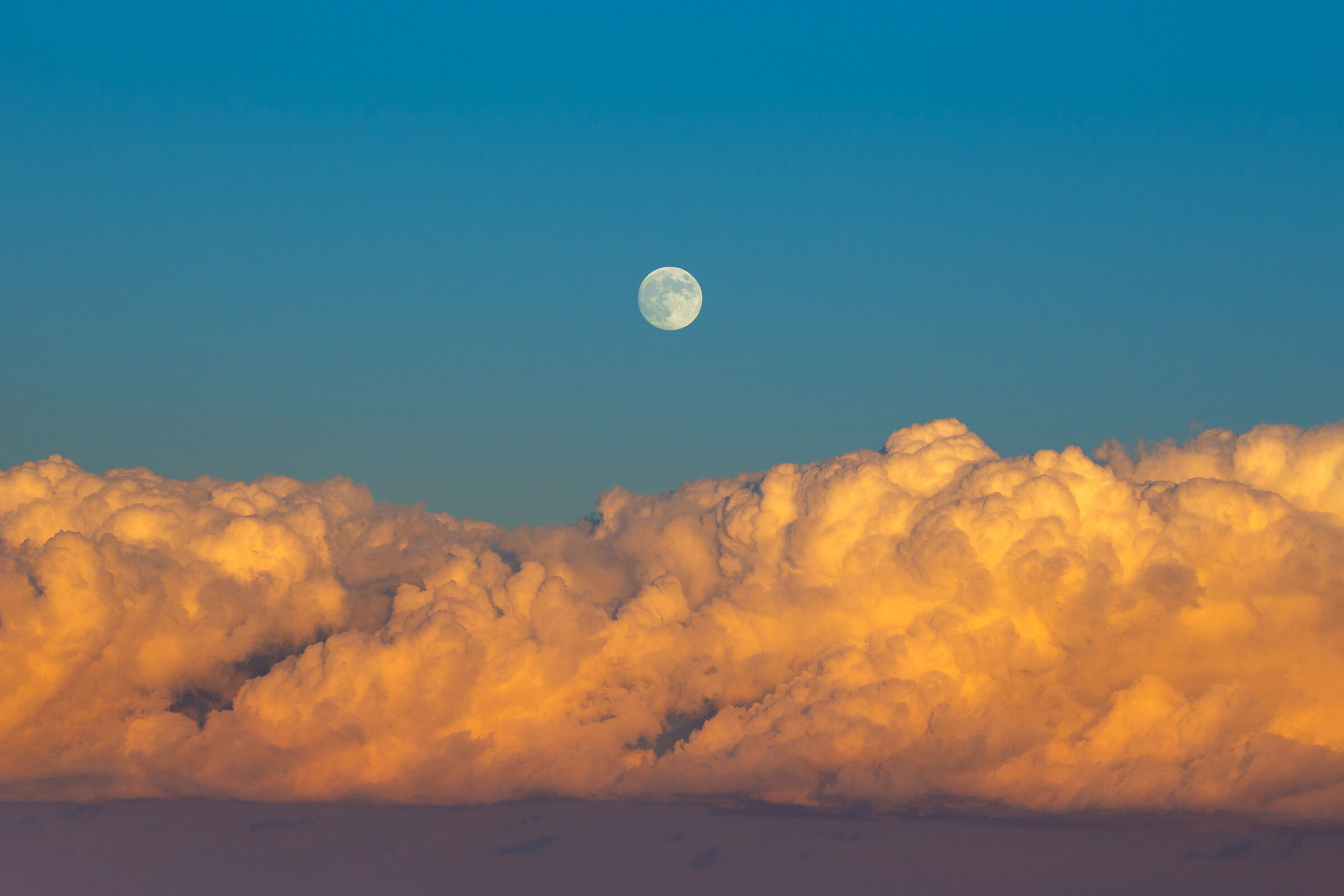La luna sulle nuvole