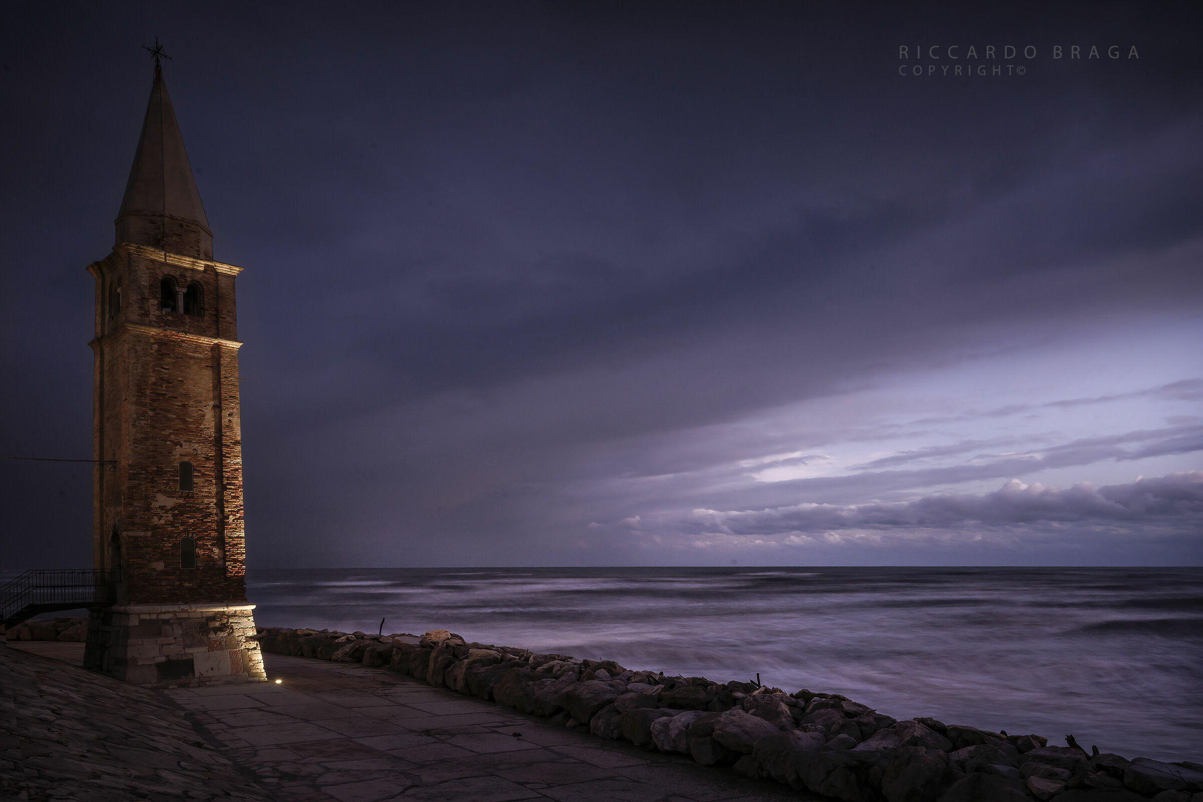 Caorle, torre campanaria a guardia del mare.
