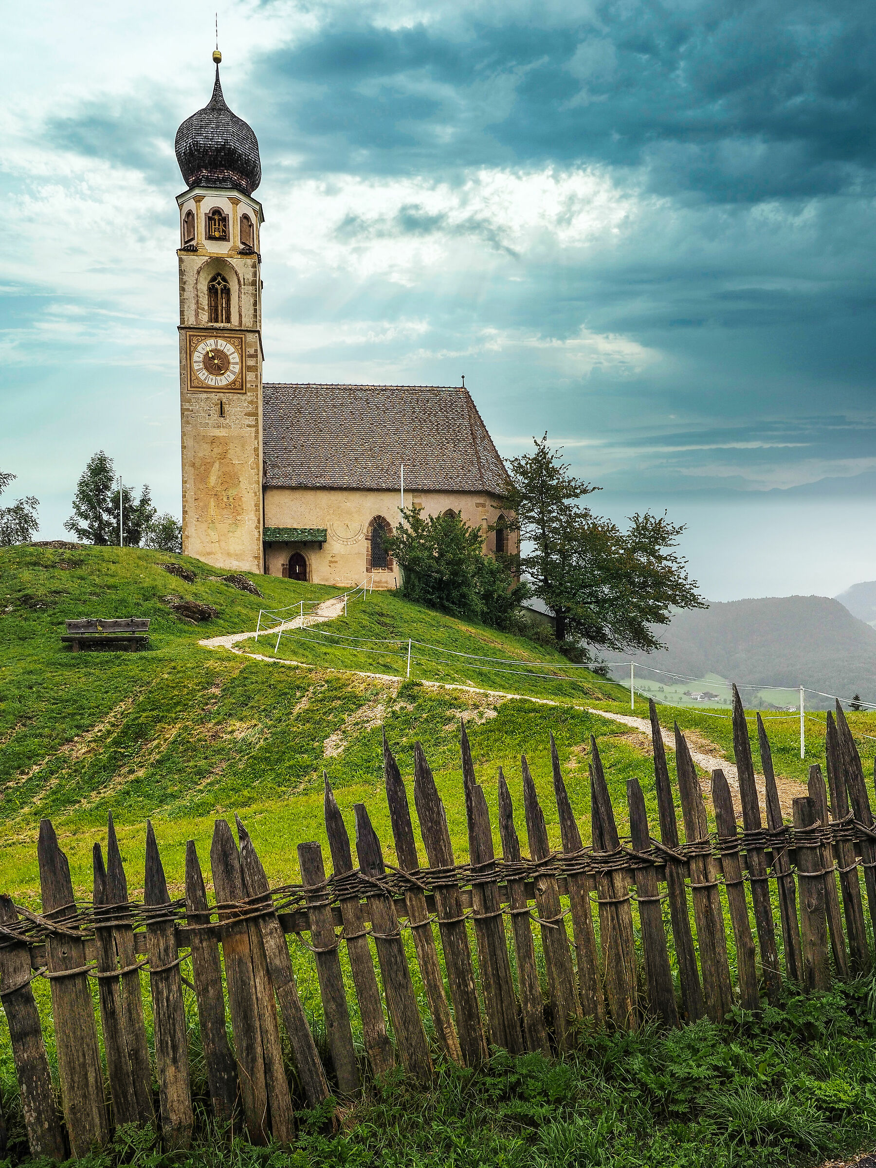 chiesa nelle DOLOMITI