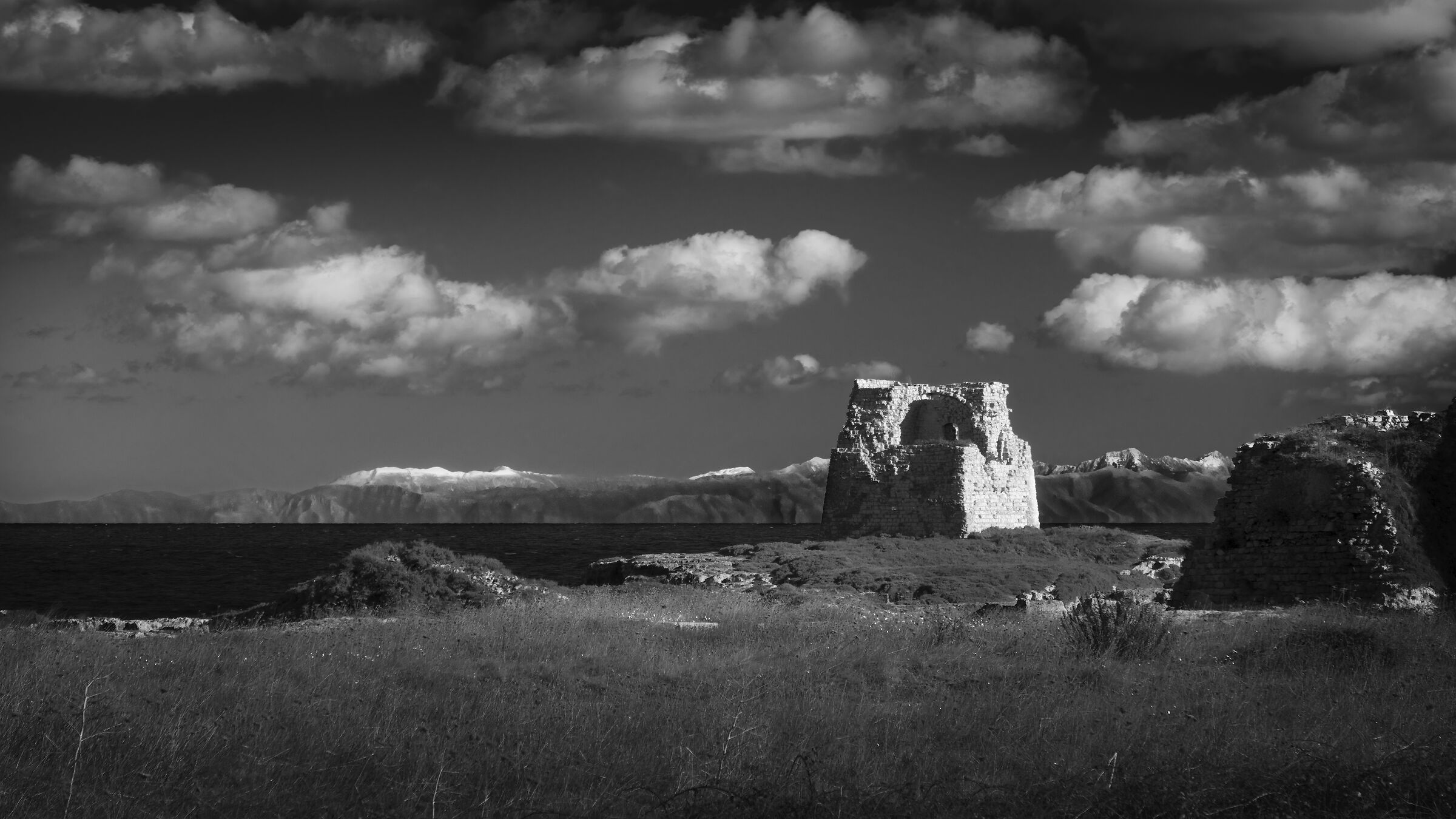 Torre di roca con Albania sullo sfondo