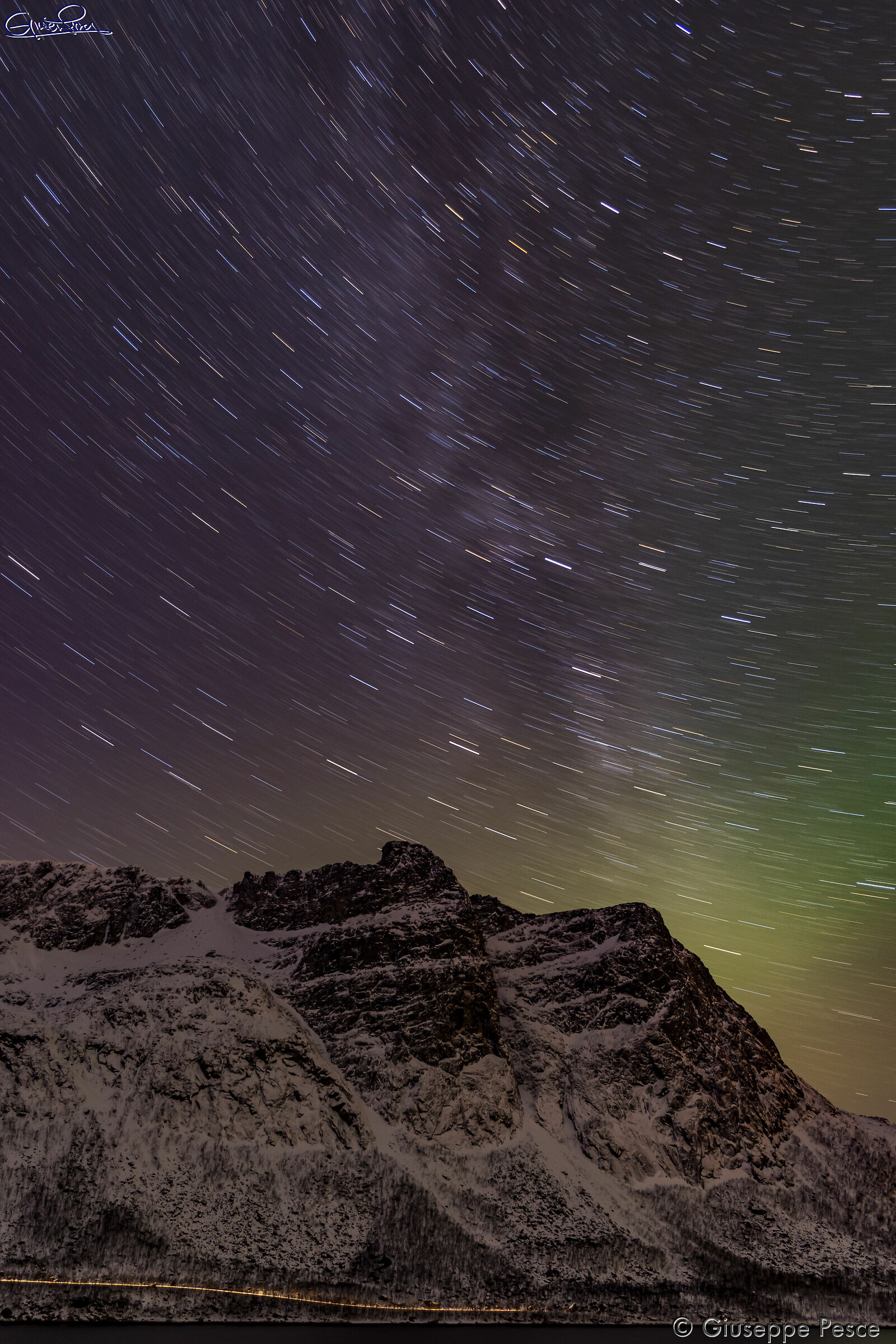 Star trail con aurora