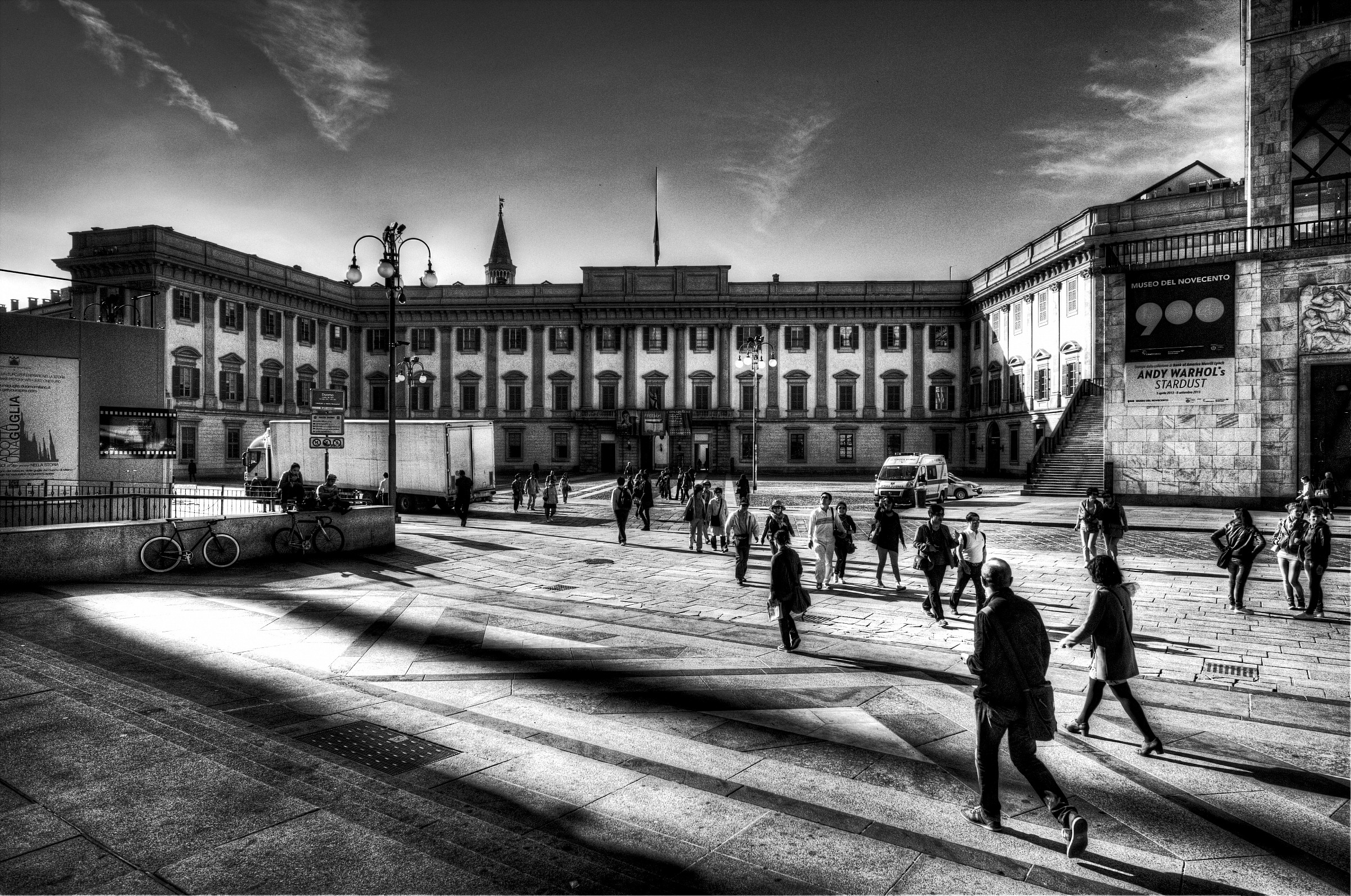 milano   piazza del duomo ore 8 circa