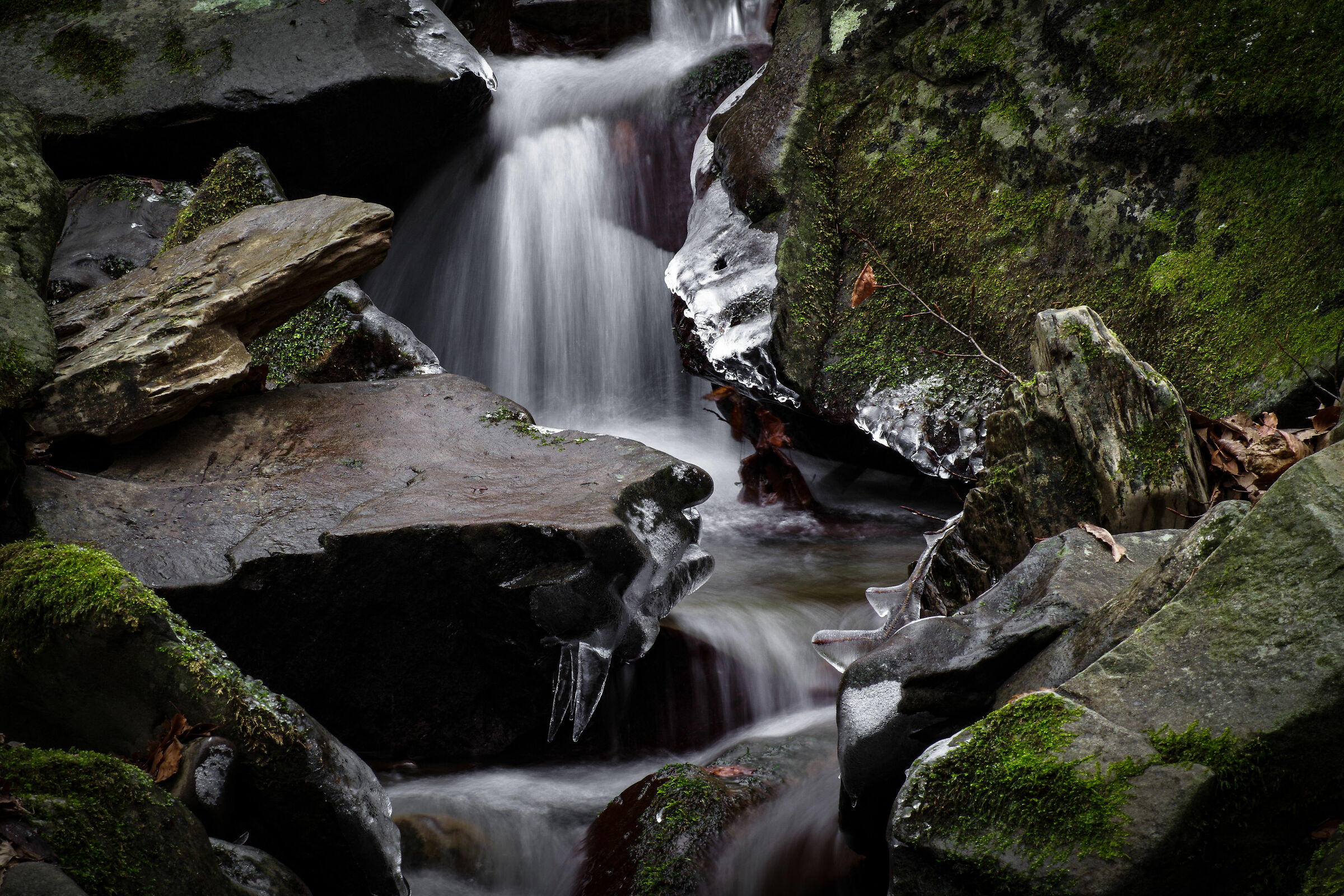 Waterfall between rocks and moss